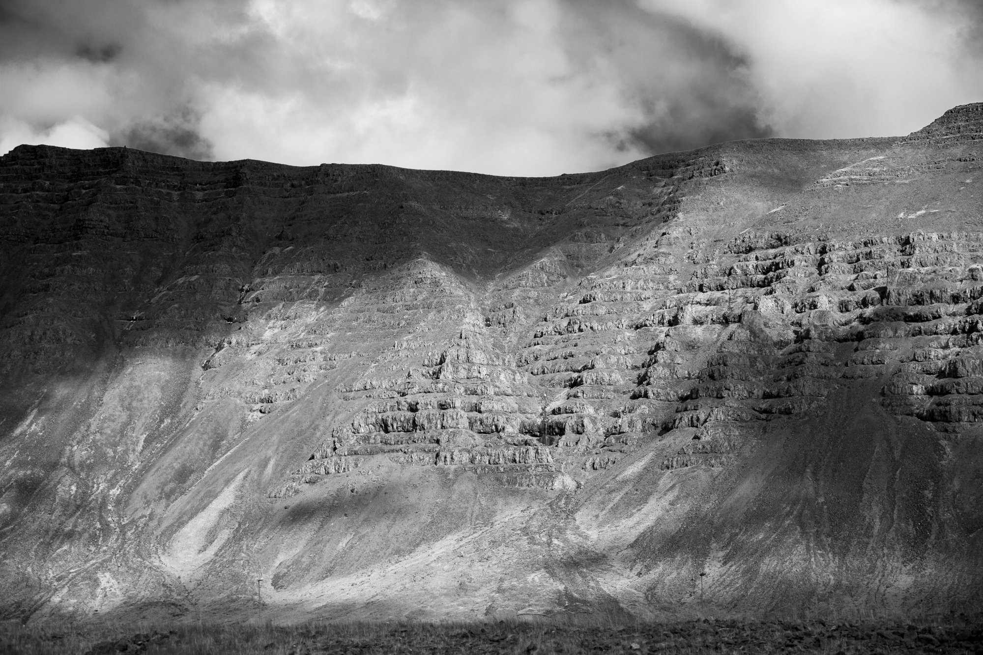 Photo de côté montagne en couches