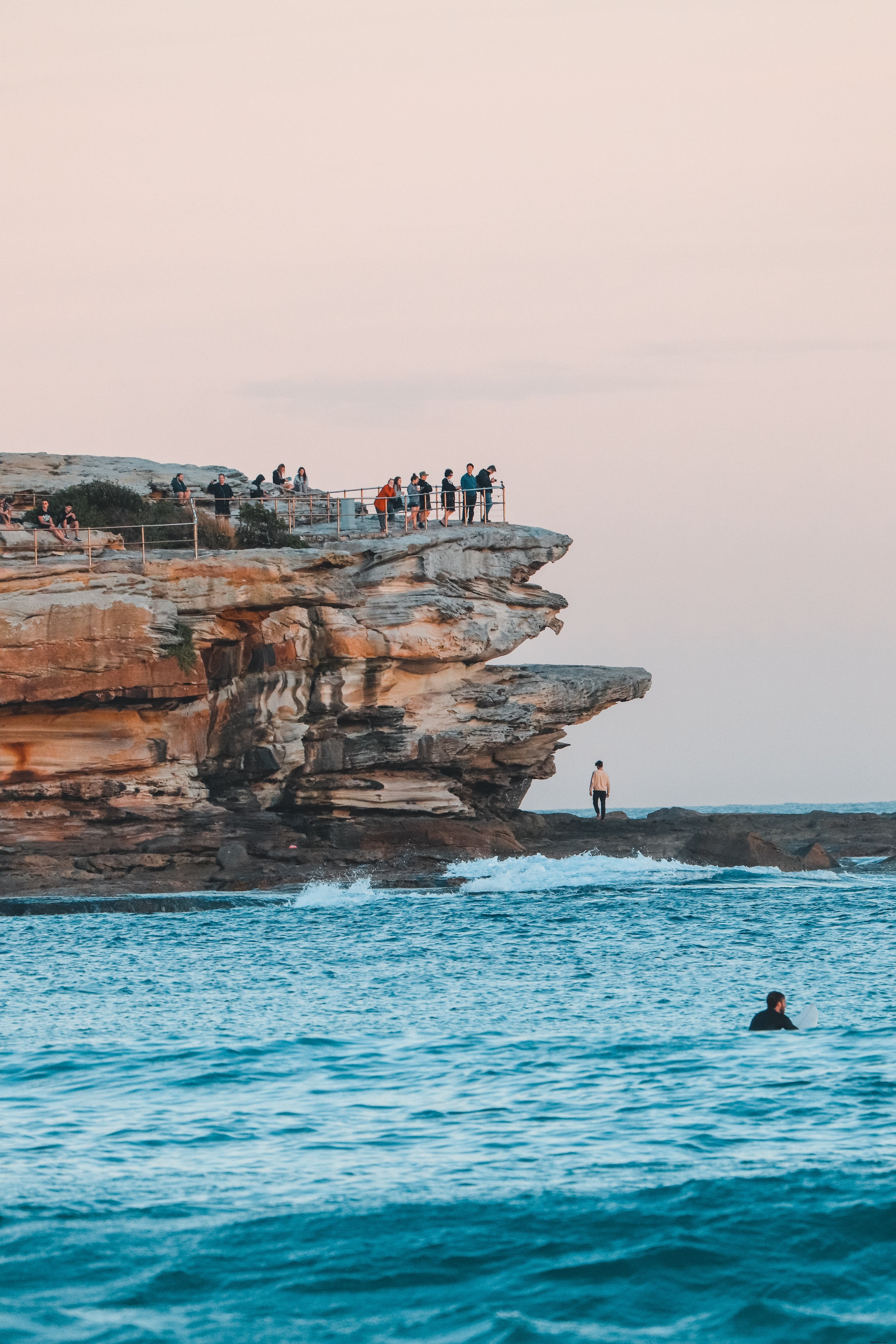 Le persone vedono l acqua sottostante da alte rocce foto