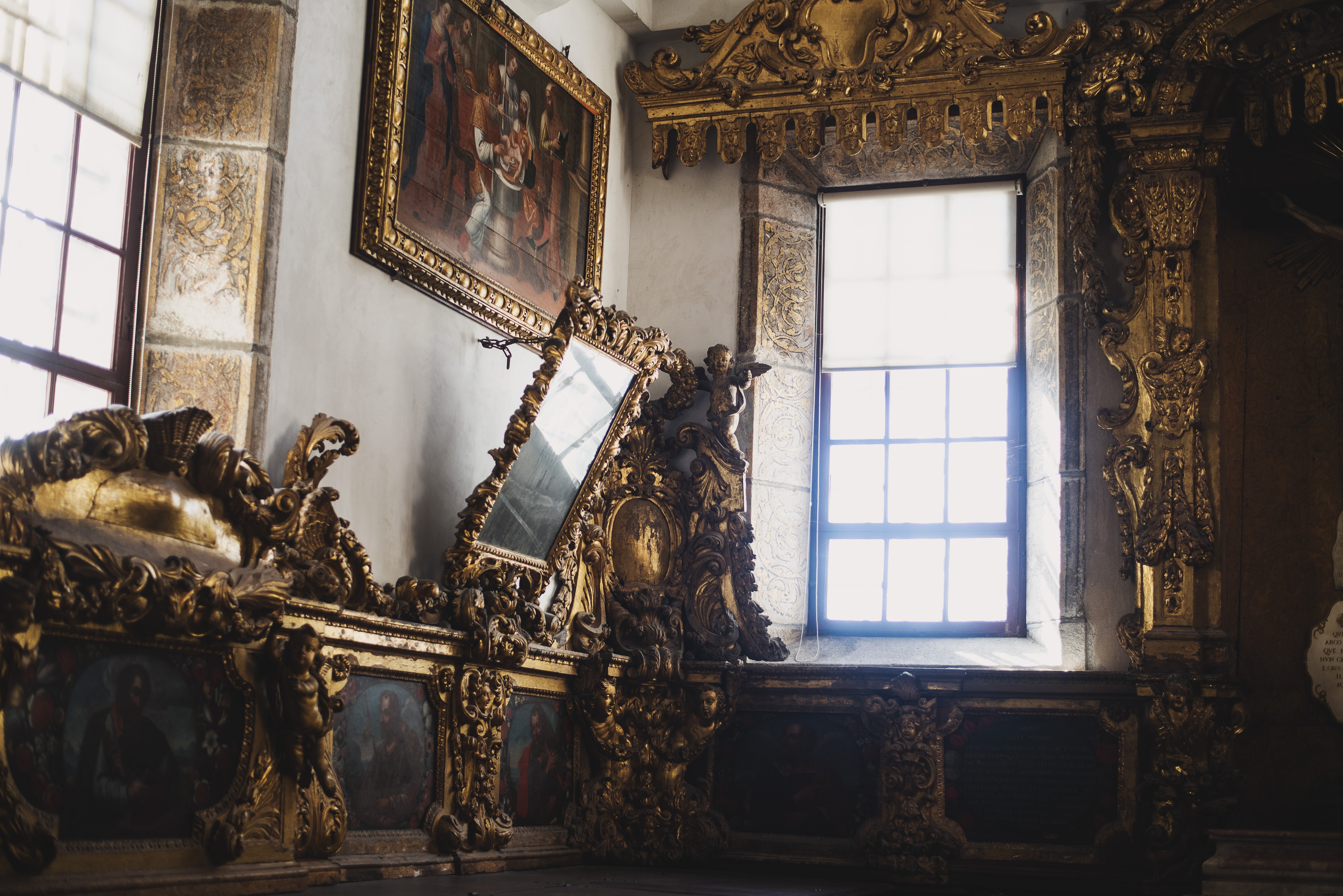 Uma casa cheia de elaboradas fotos de decoração dourada