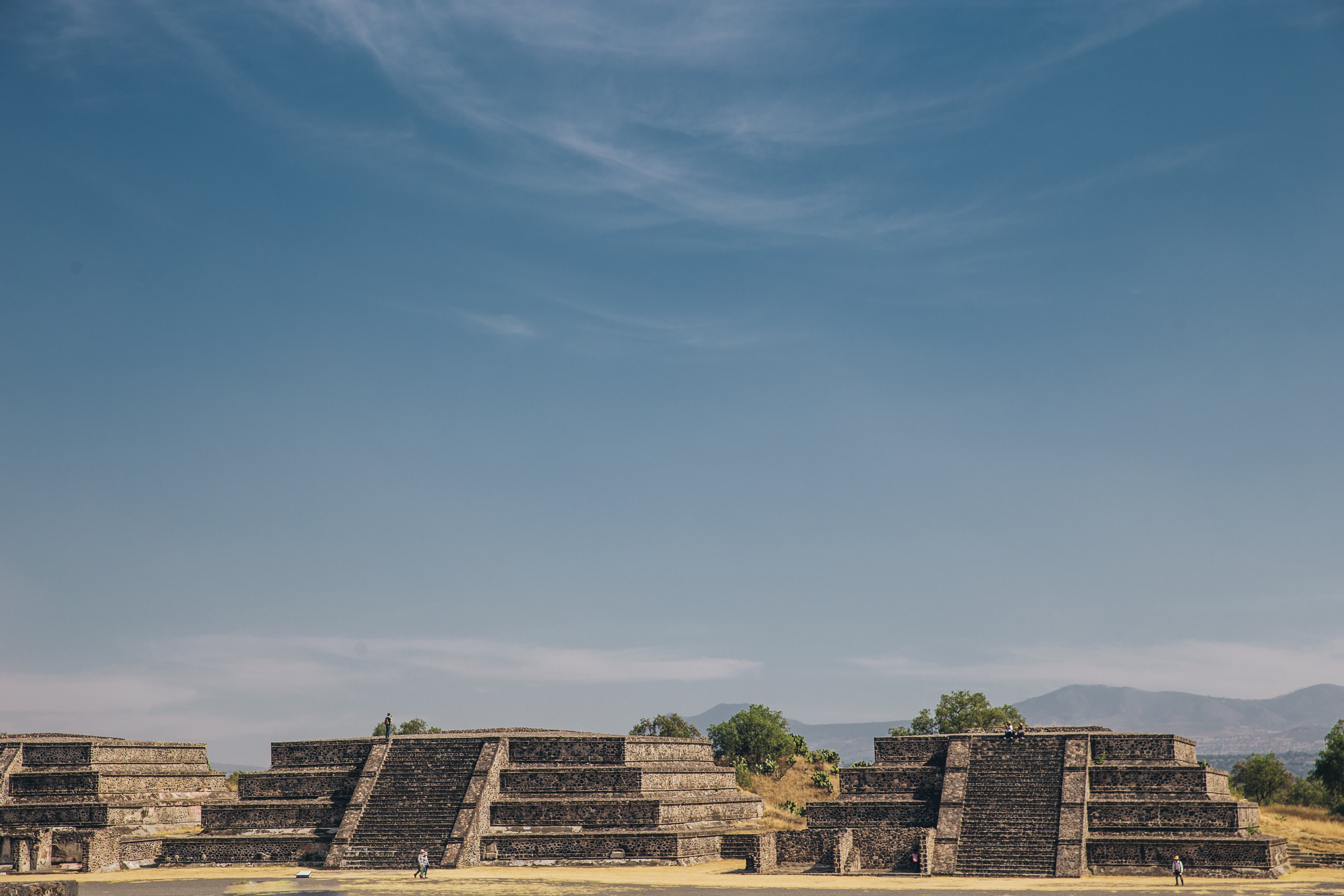Templi di Teotihuacan sotto i cieli blu foto