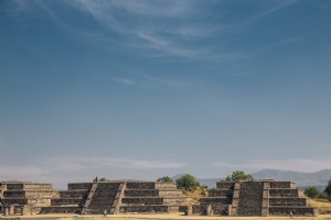 Foto dos templos de Teotihuacan sob o céu azul