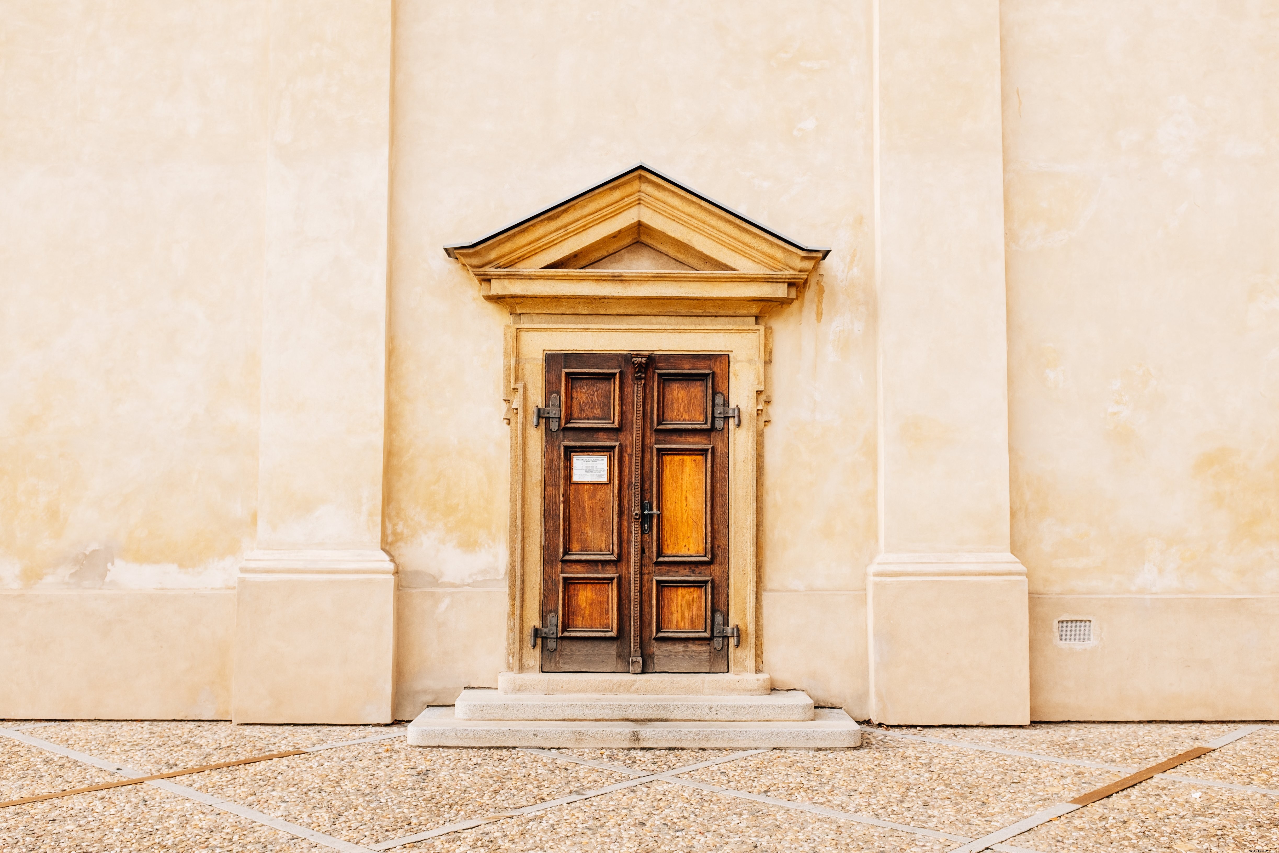 Porta di legno rustica da pareti bianche foto