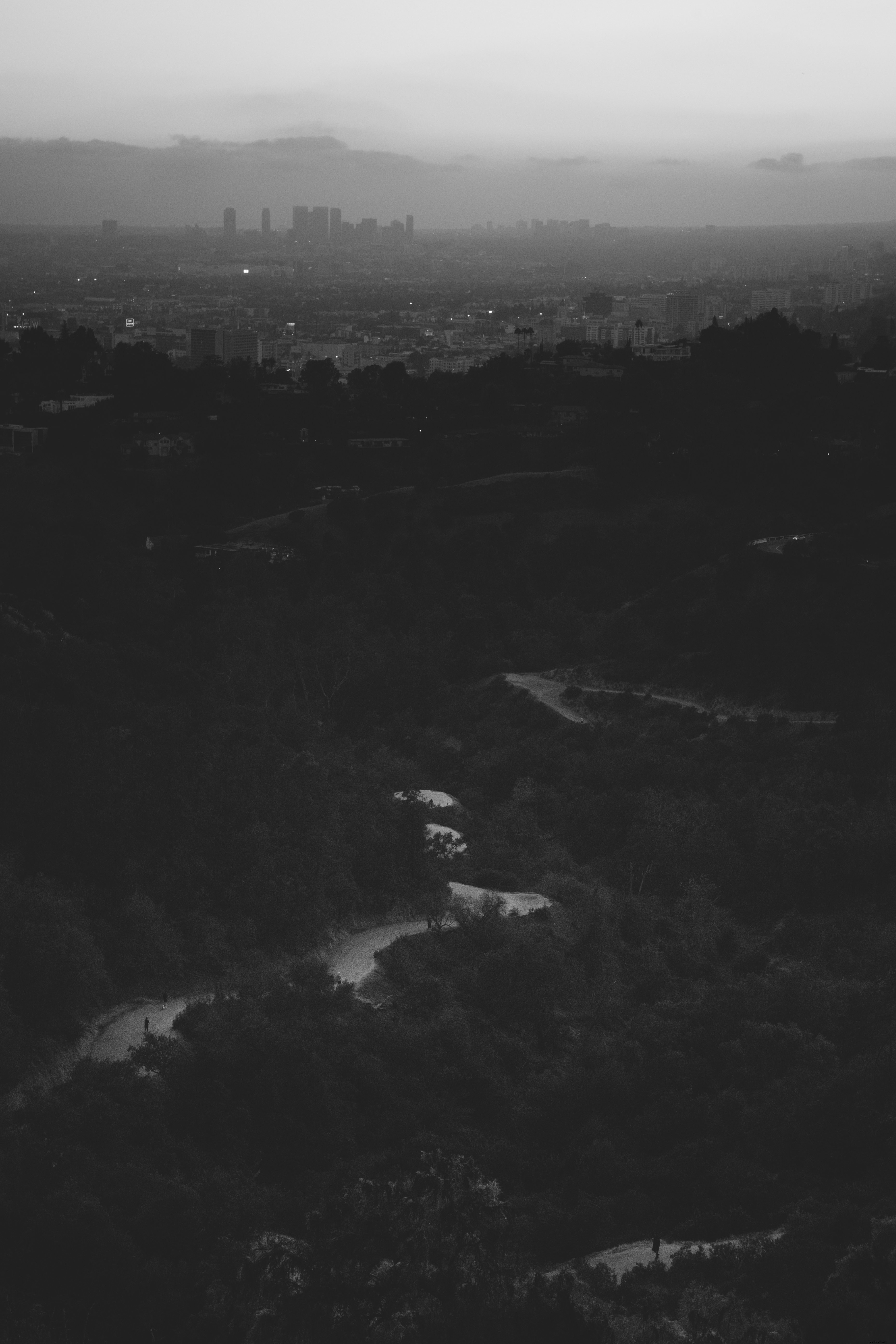 Paysage noir et blanc avec la ville au loin Photo