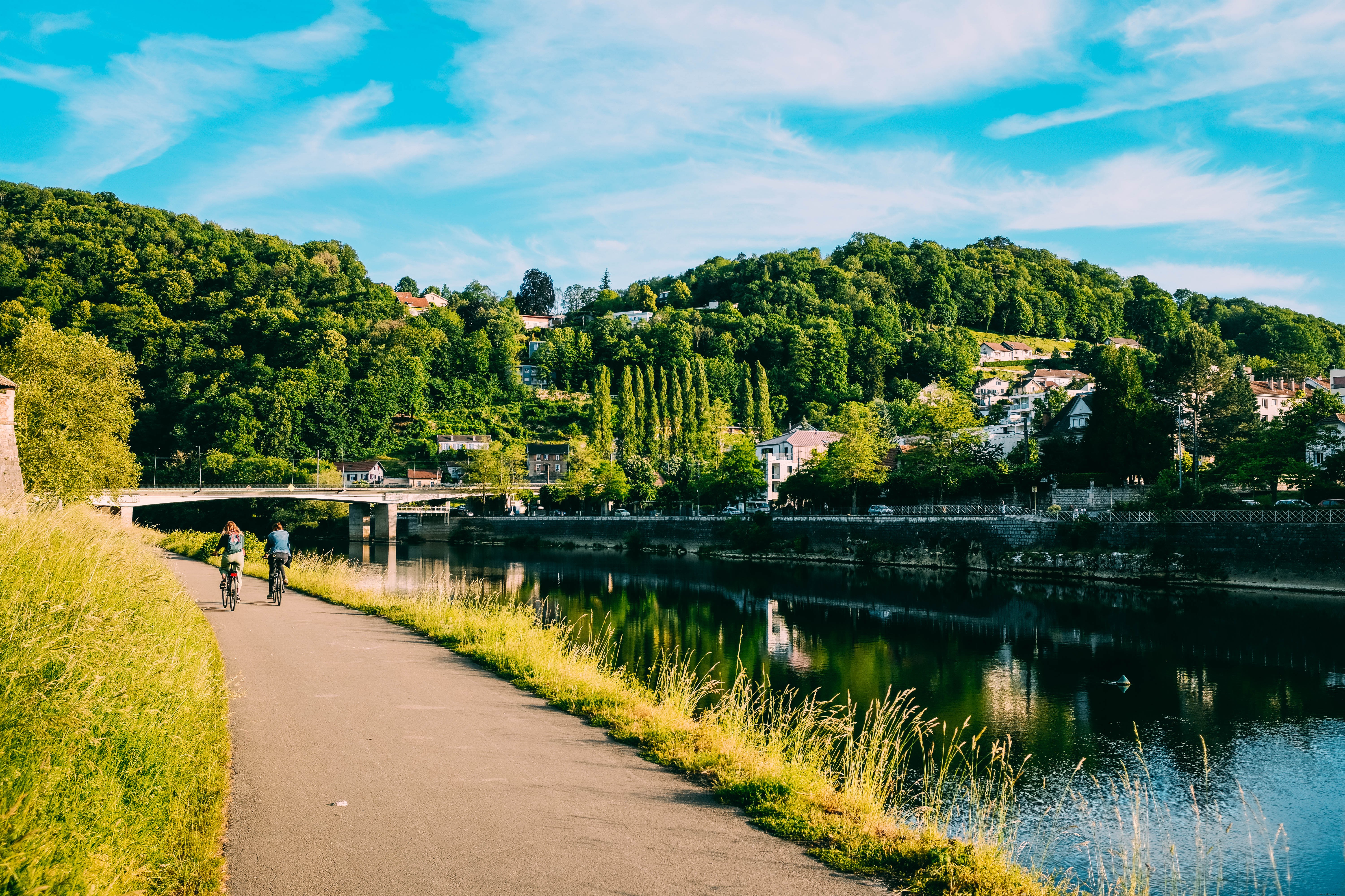 Les cyclistes glissent au bord de la rivière Photo