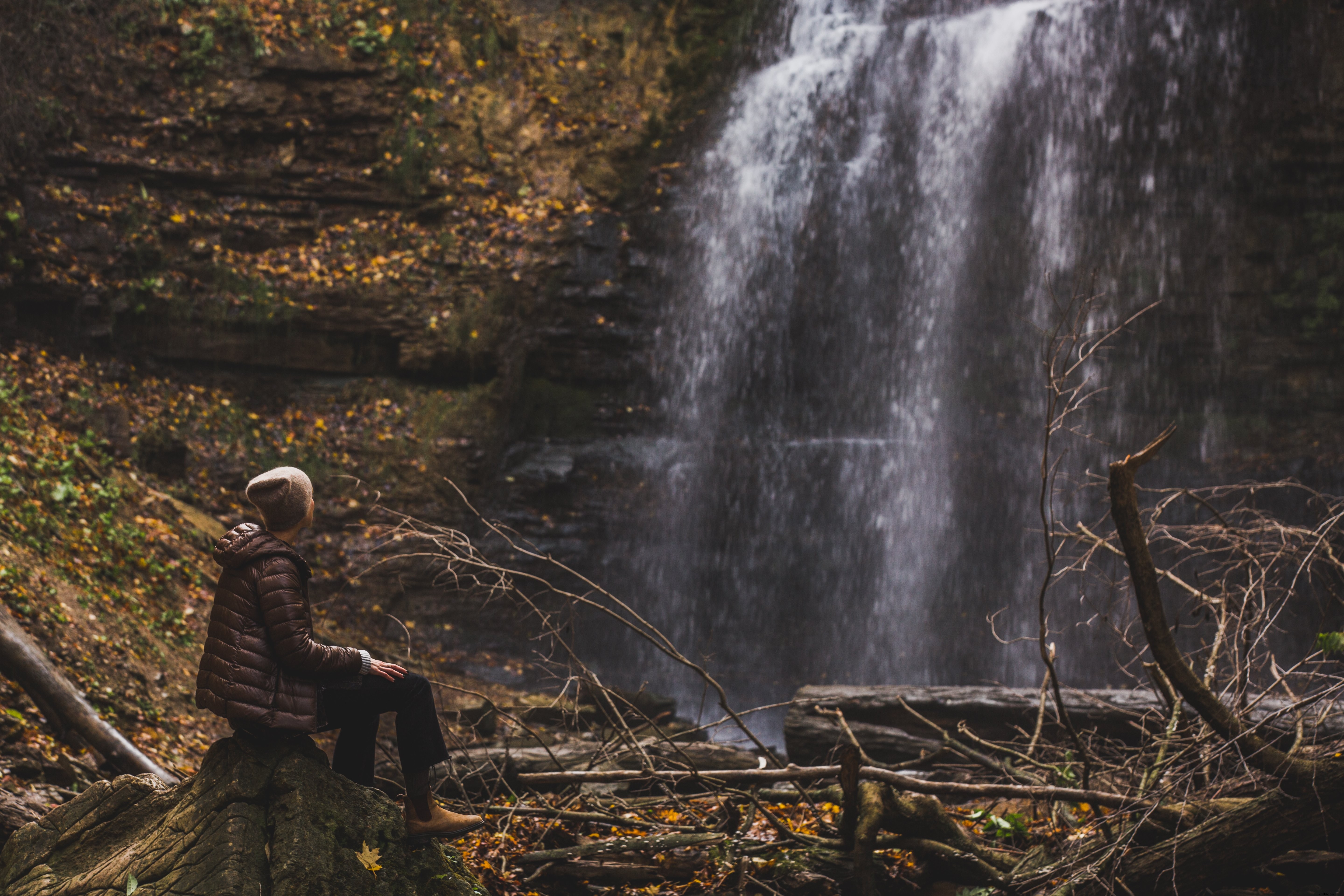 Caminhante relaxa na foto da cachoeira