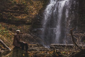 Randonneur se détend par photo de cascade