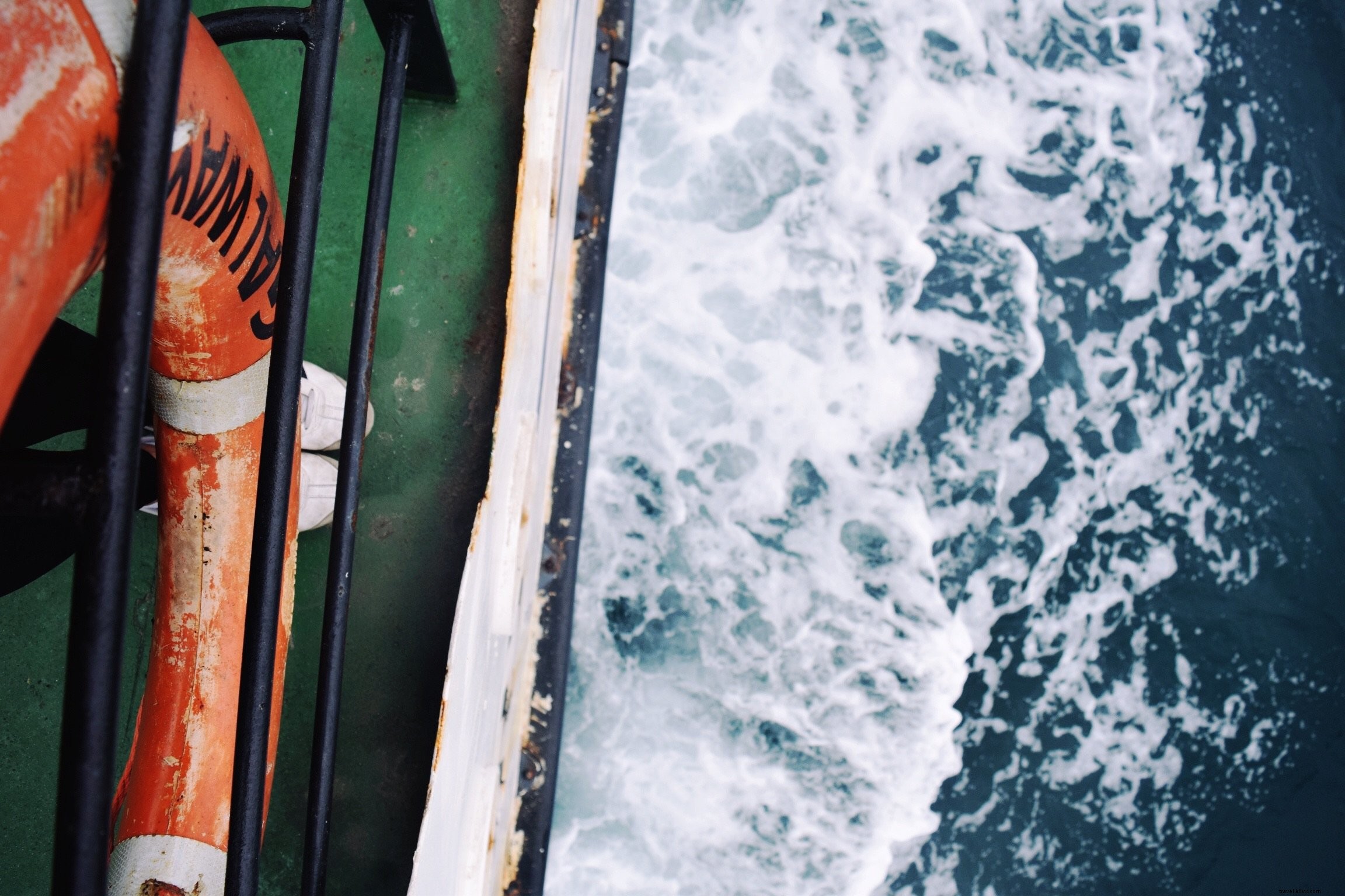 Ver mirando hacia abajo en barco en el mar Foto