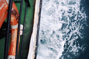 Ver mirando hacia abajo en barco en el mar Foto