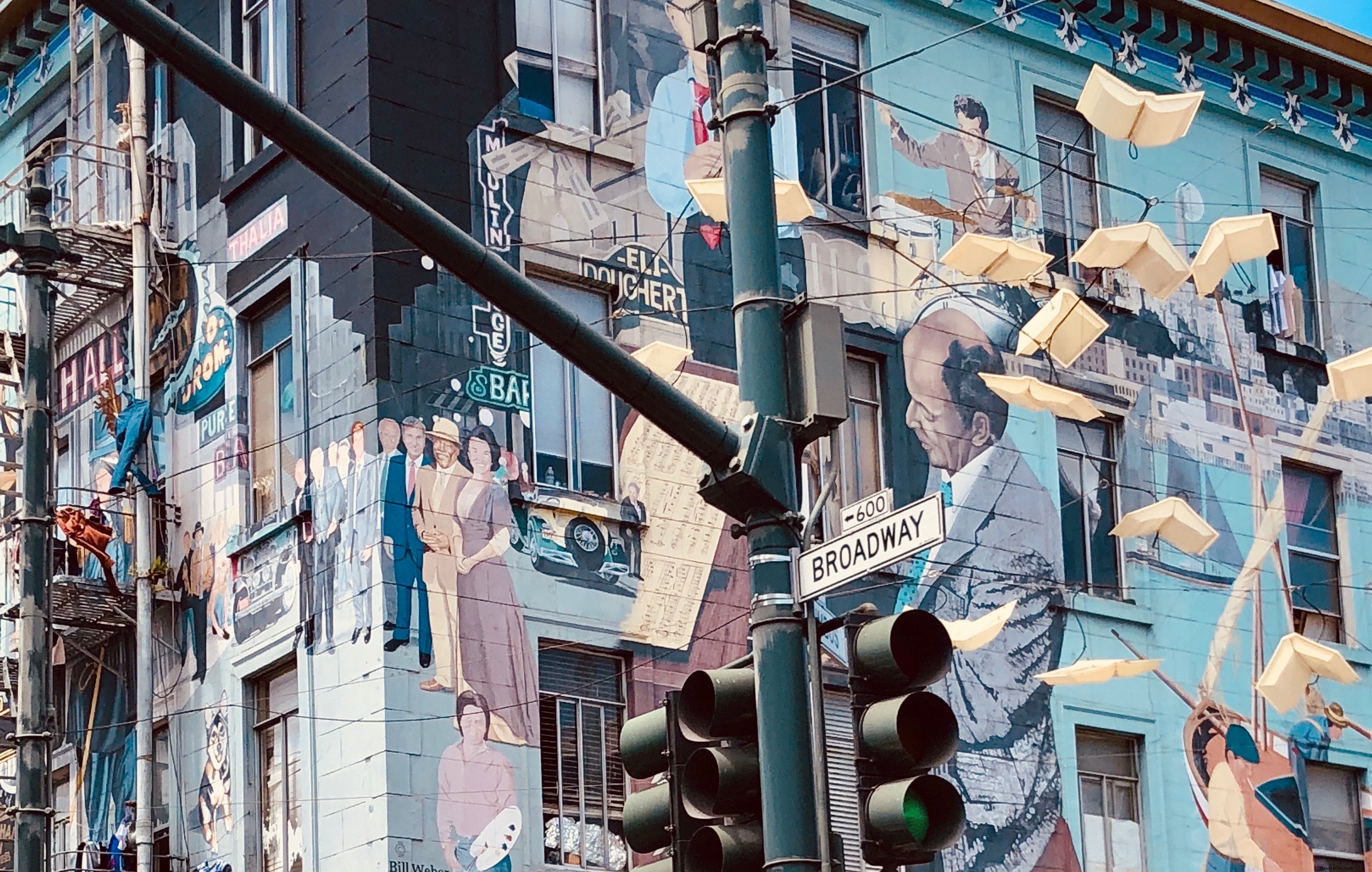 通りの壁画はミュージシャンや他の人の写真を描いています