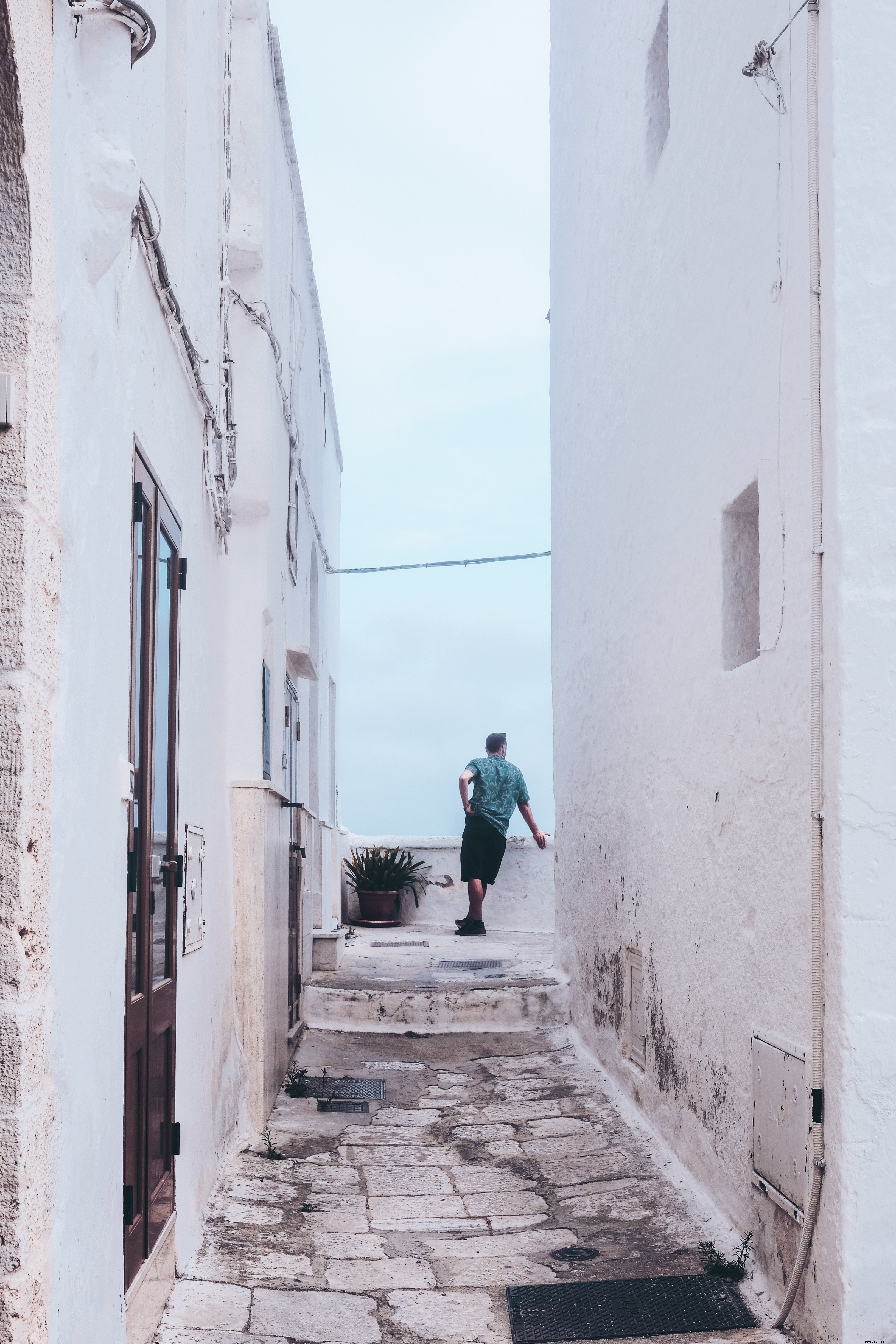 Ruelle blanche avec personne à la fin en prenant la photo de vue