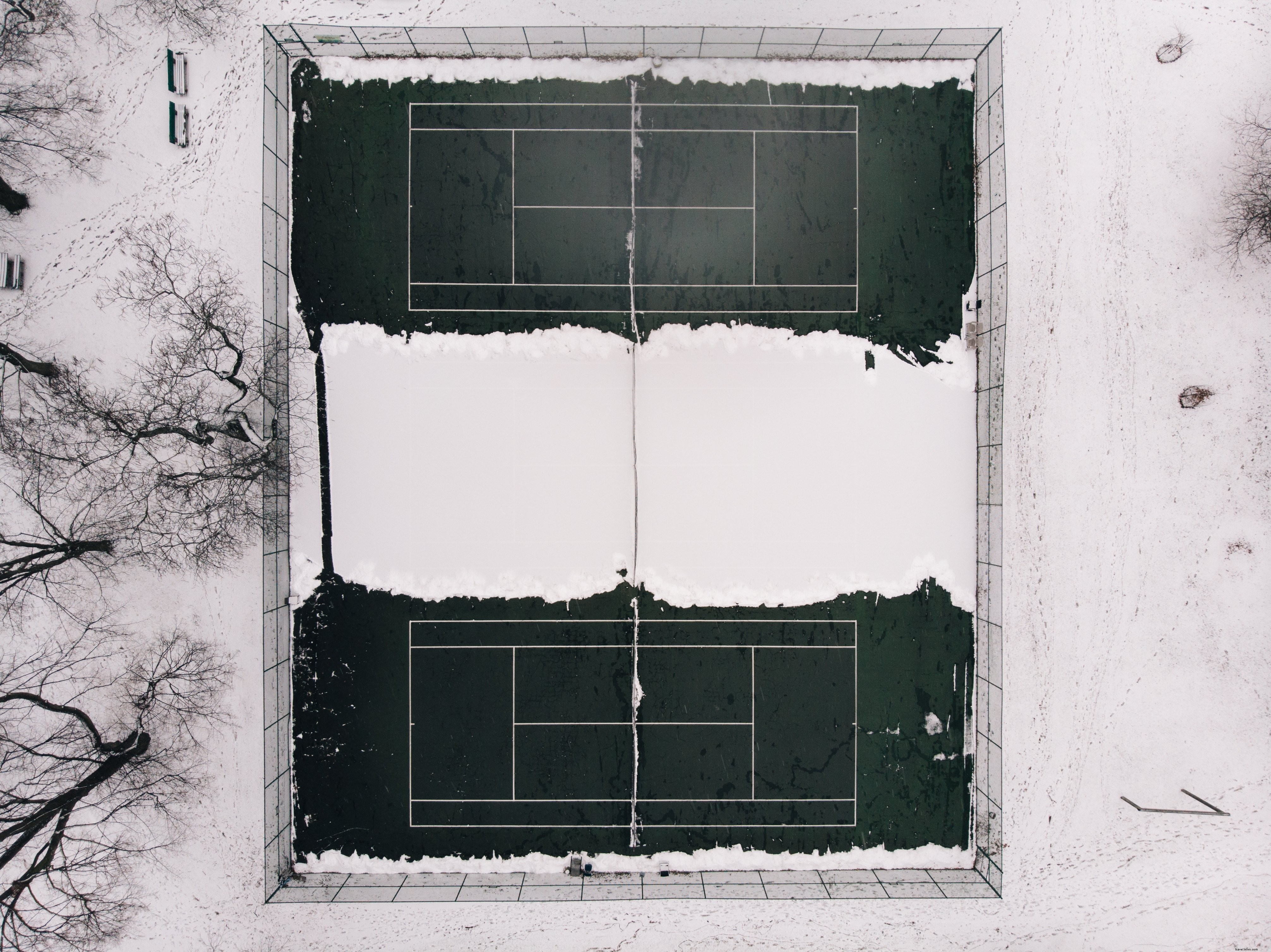 冬のシーズンの写真のために放棄されたテニスコート