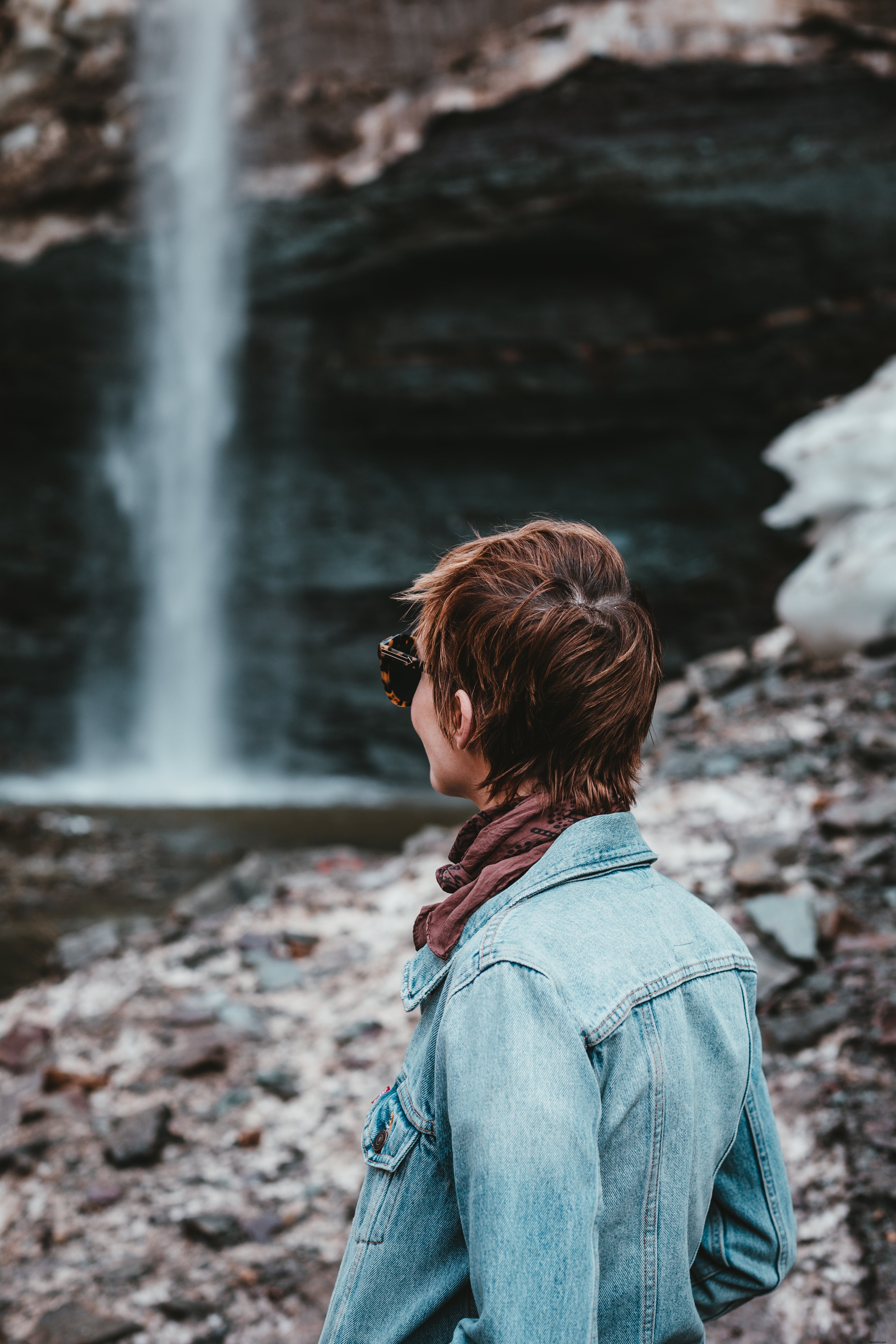 Uma jovem mulher contempla a foto do cenário