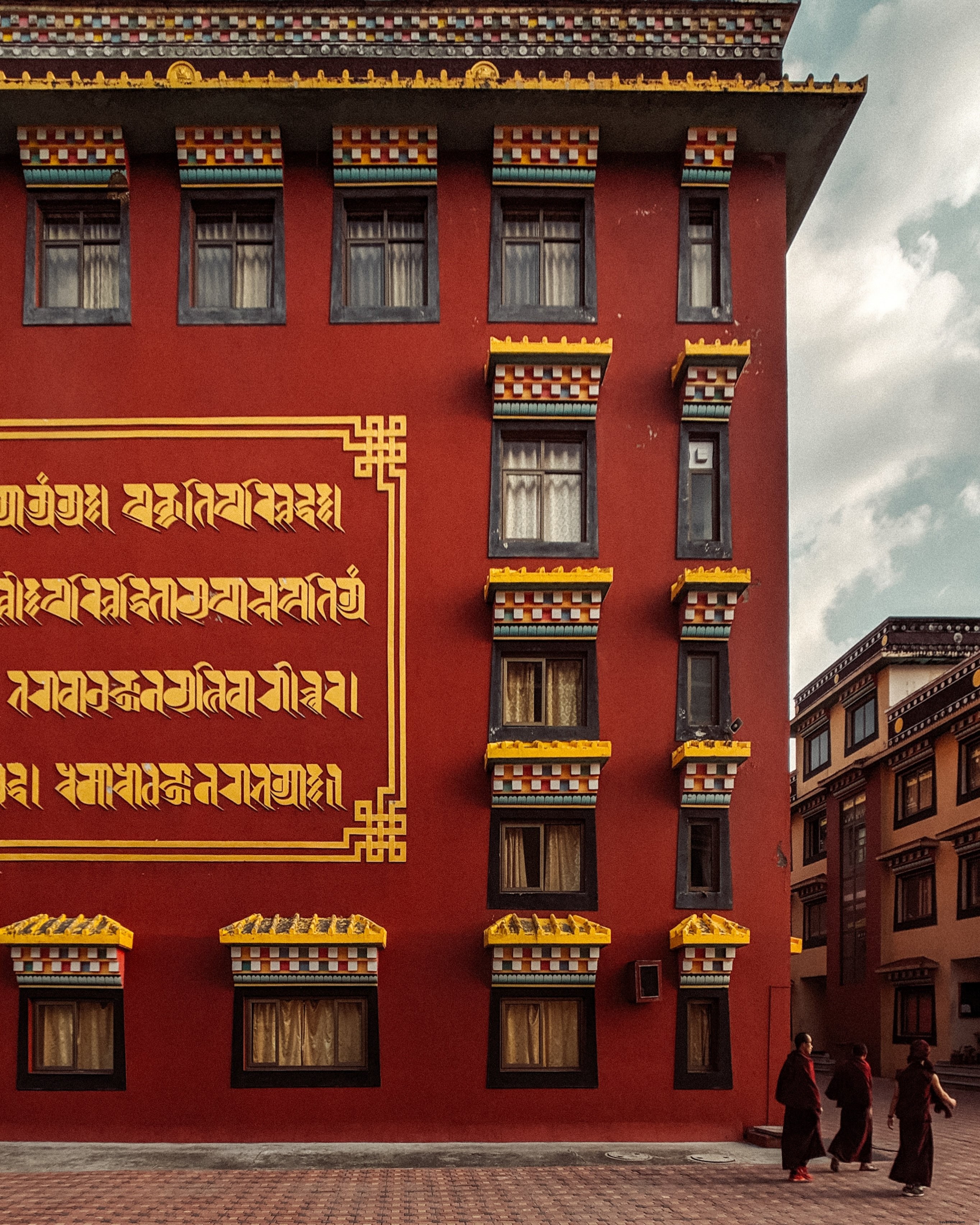 Un edificio carmesí con letras de oro en las paredes Foto