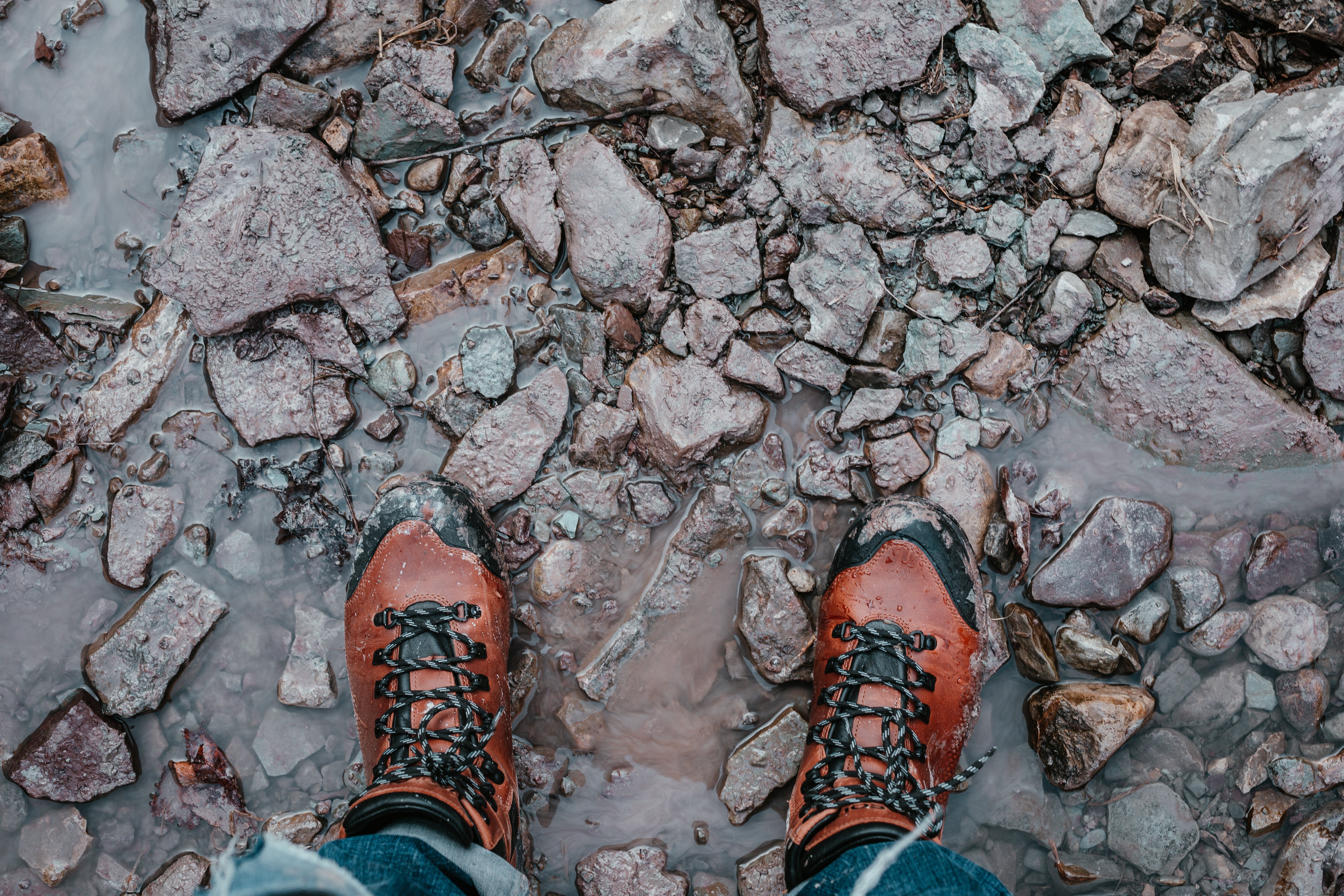 Scarponi da trekking robusti si fermò sulle rocce foto