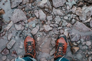 Foto de botas de caminhada resistentes em pedras