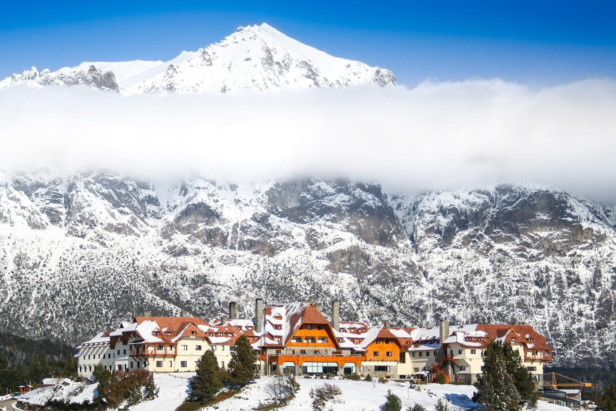 Une couverture de brume sur une grande station de ski sur une photo de montagne