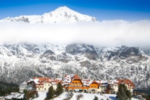 Une couverture de brume sur une grande station de ski sur une photo de montagne