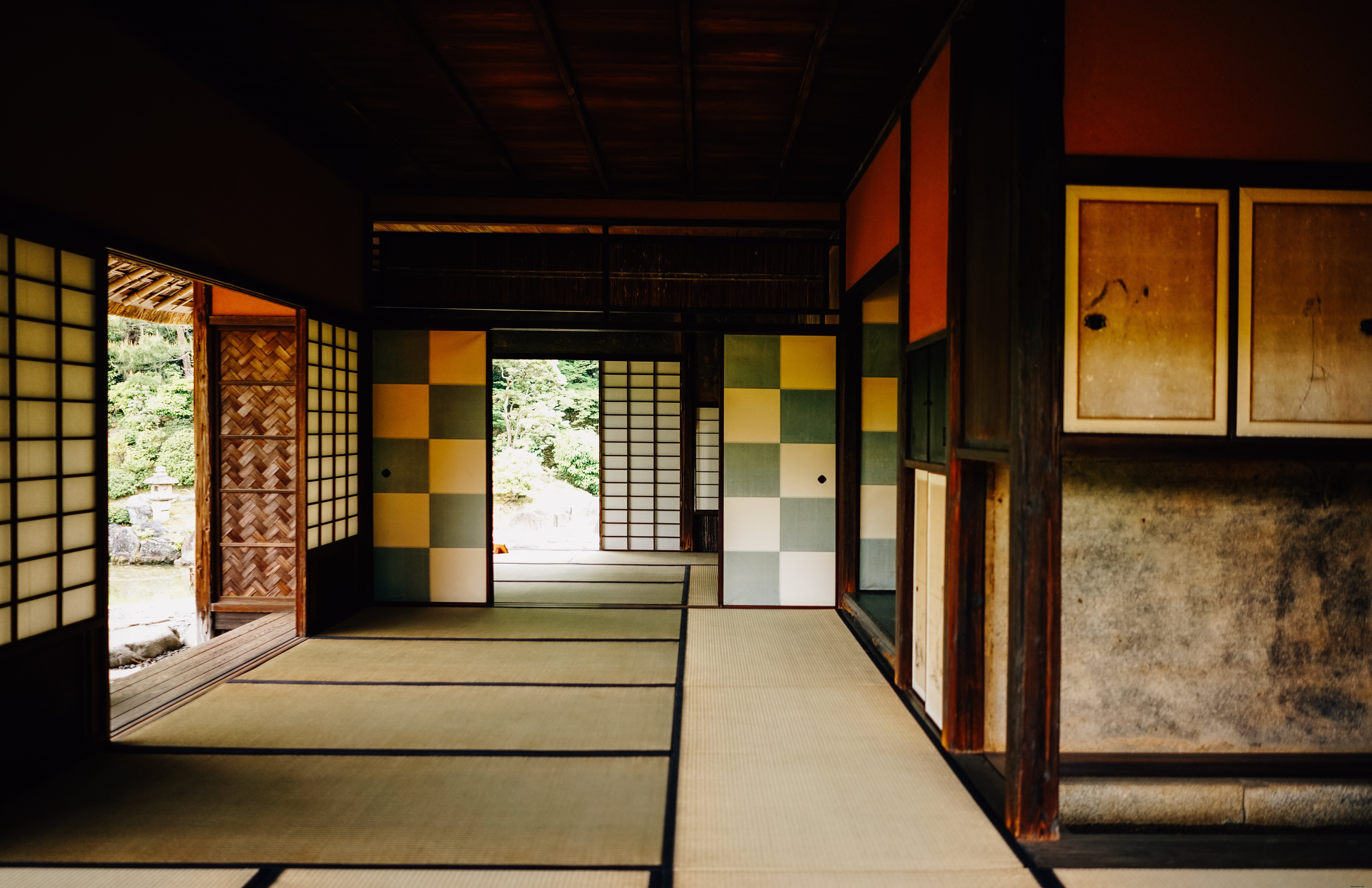 Foto de piso de tapete de tatame e portas de correr