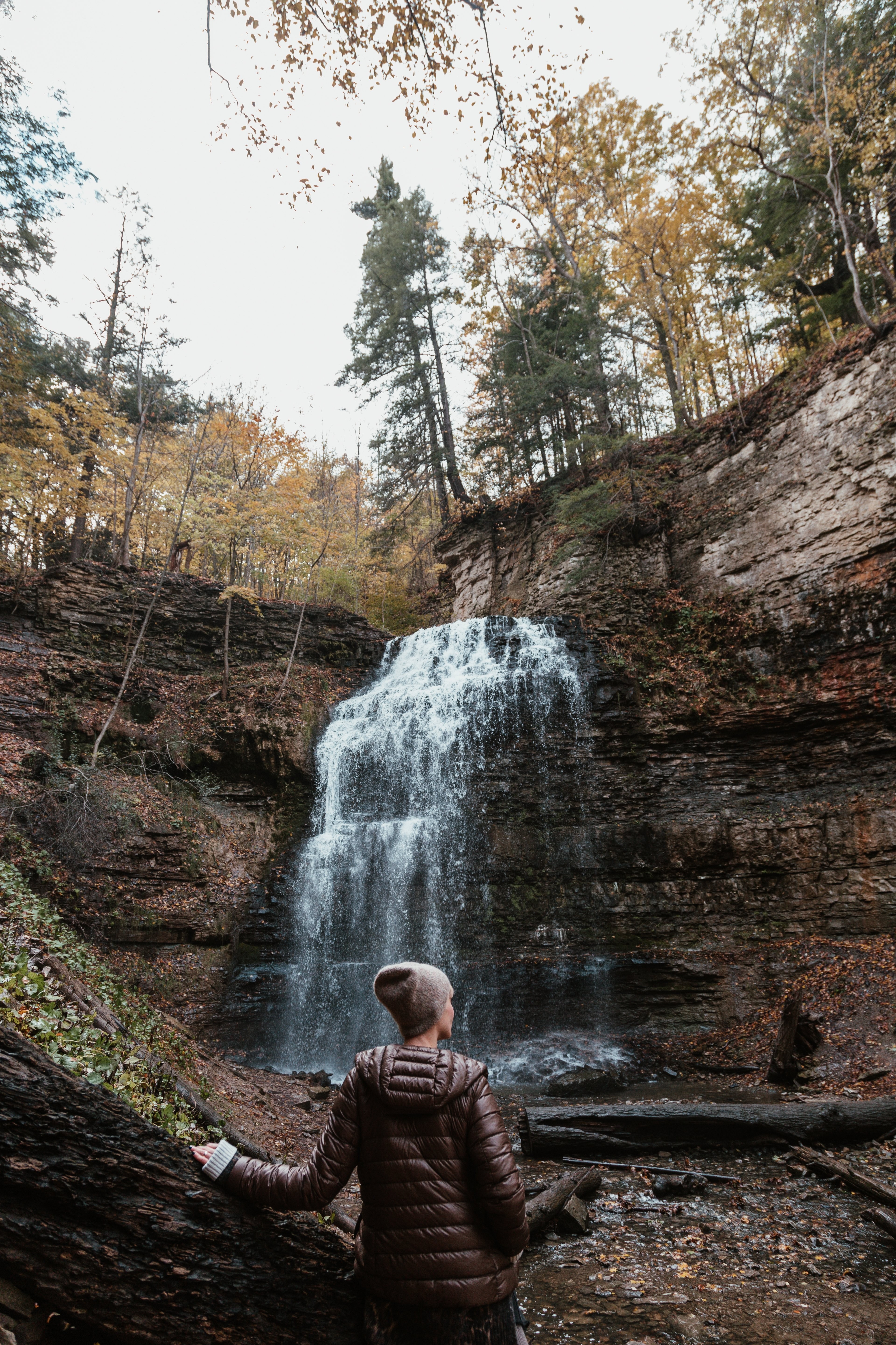 Il modello pone dalla foto della cascata