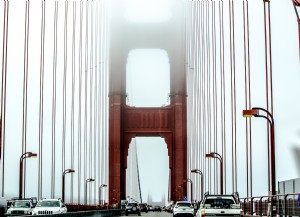 Lalu Lintas Di Jembatan Gantung Ditangguhkan Dalam Kabut Foto