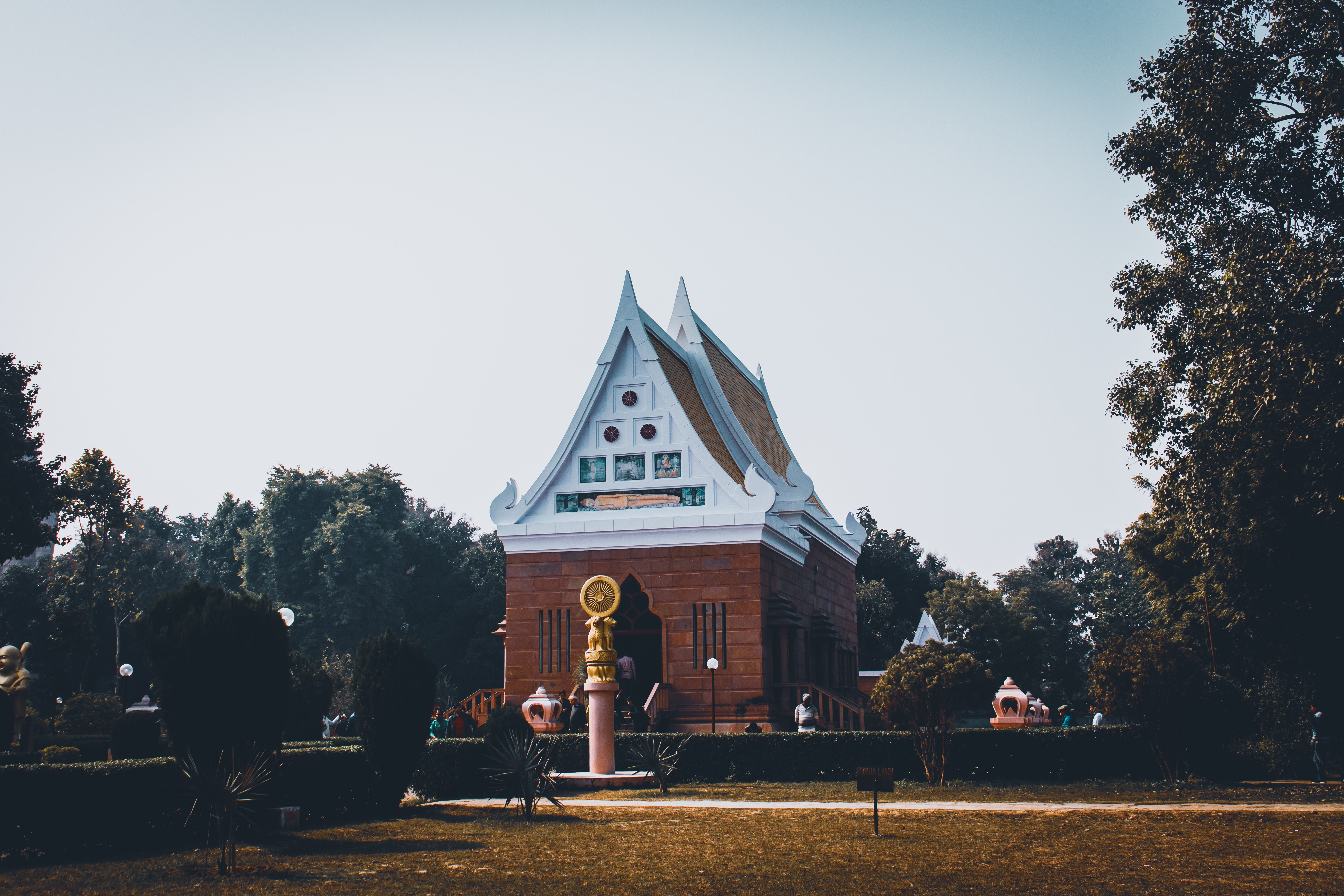 Foto de templo cercado por árvores