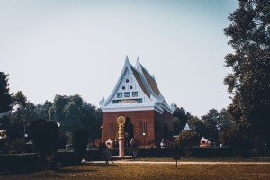 Foto de templo cercado por árvores