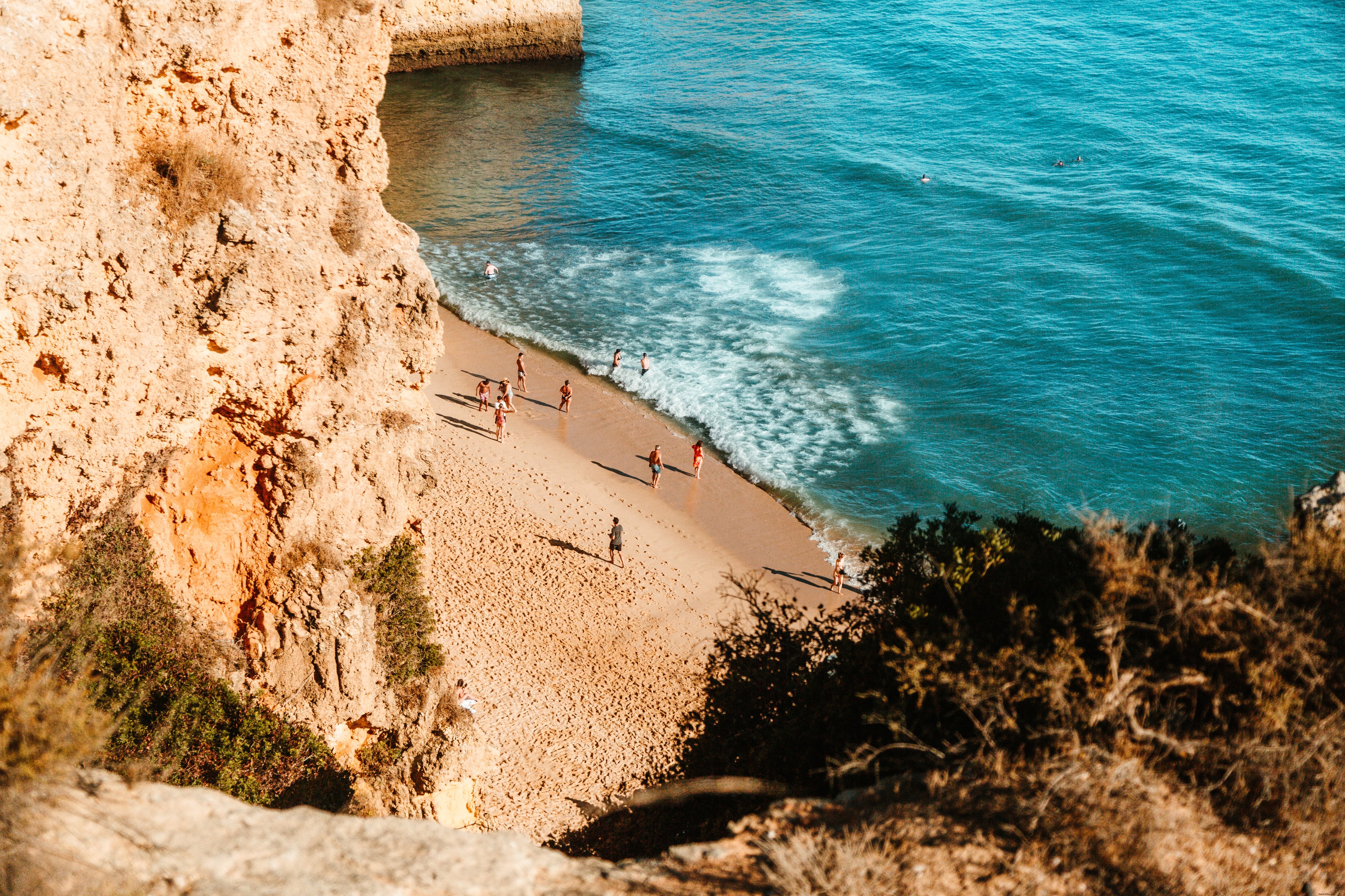 Famiglie e impronte su una spiaggia sabbiosa foto