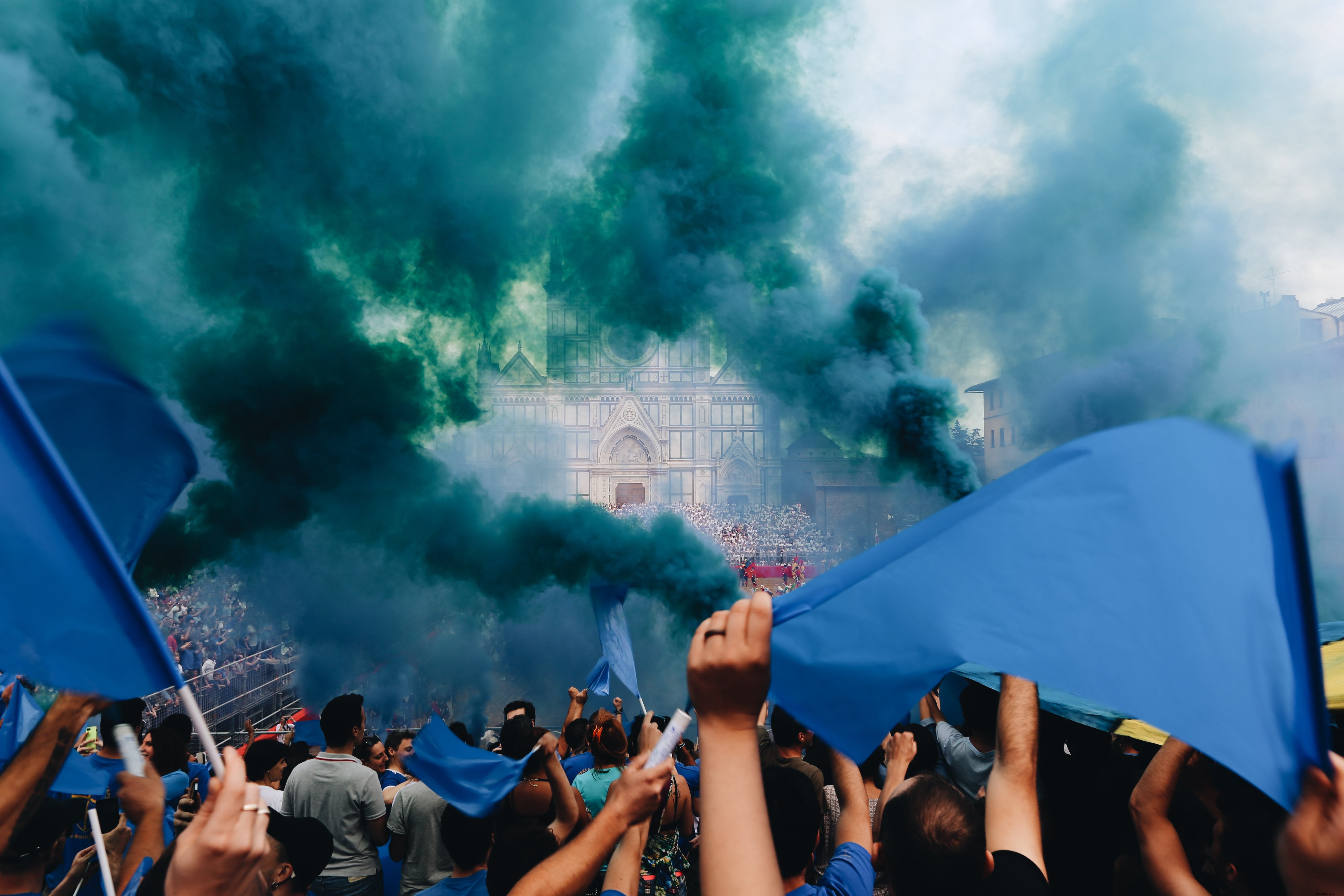 Foto de fumaça colorida da Basílica de Santa Croce