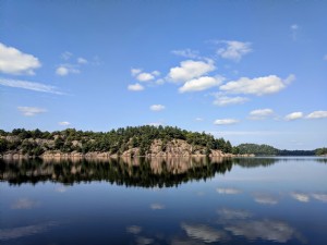 Reflejo de rocas y árboles en el lago Foto