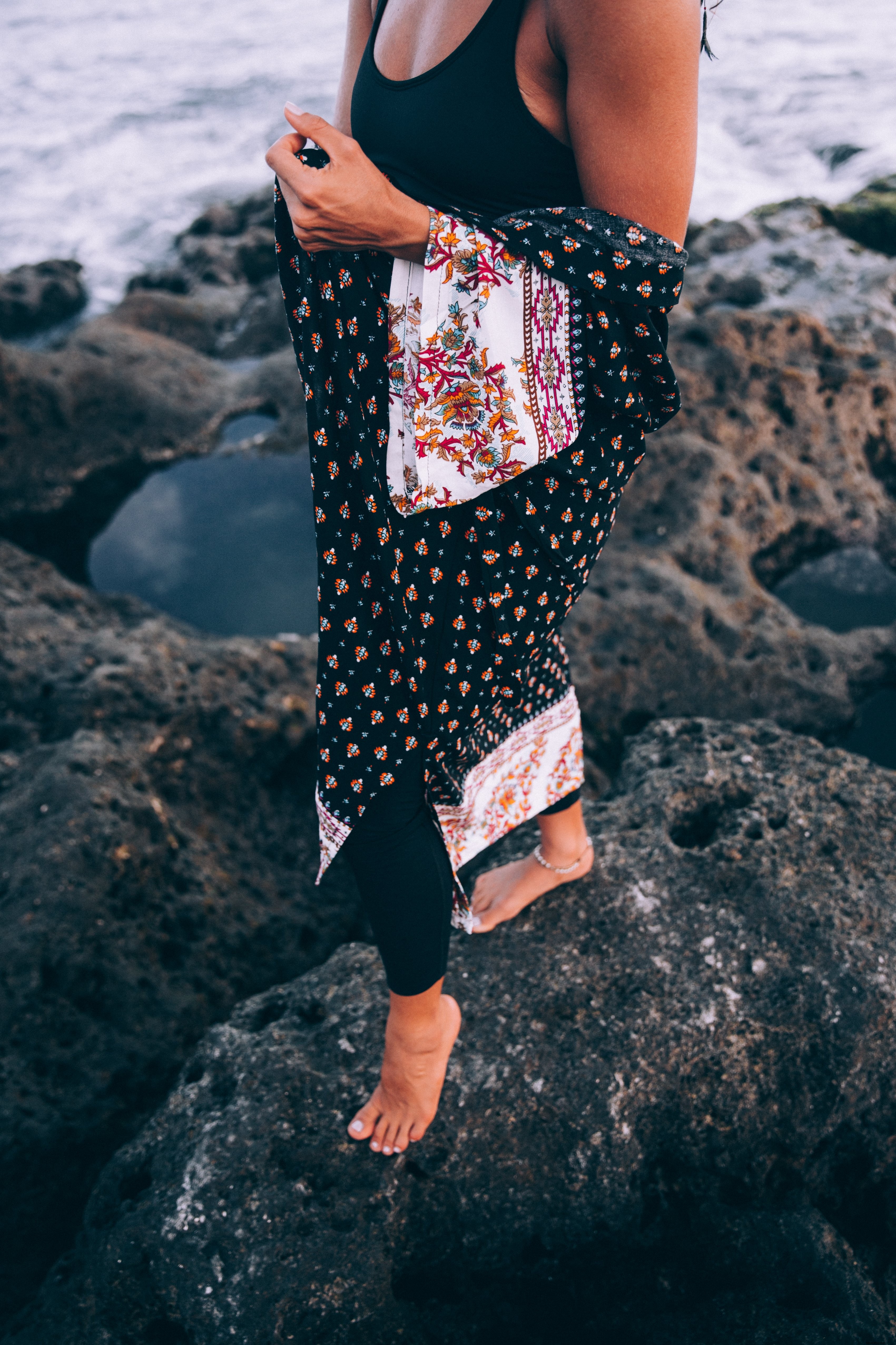 Wanita Kecokelatan Dengan Selendang Bermotif Berpose Di Pantai Foto