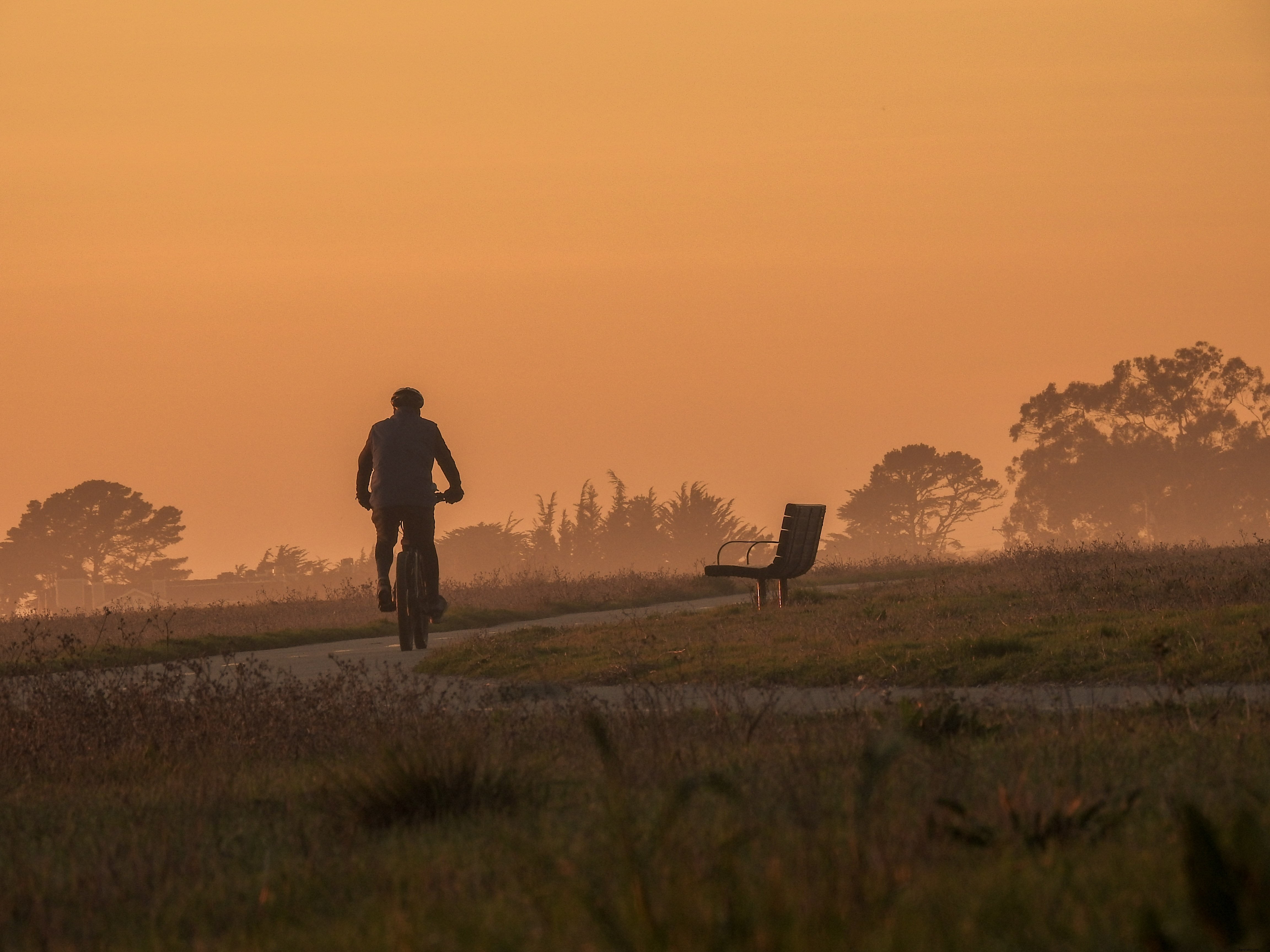 Foto de andar de bicicleta ao anoitecer