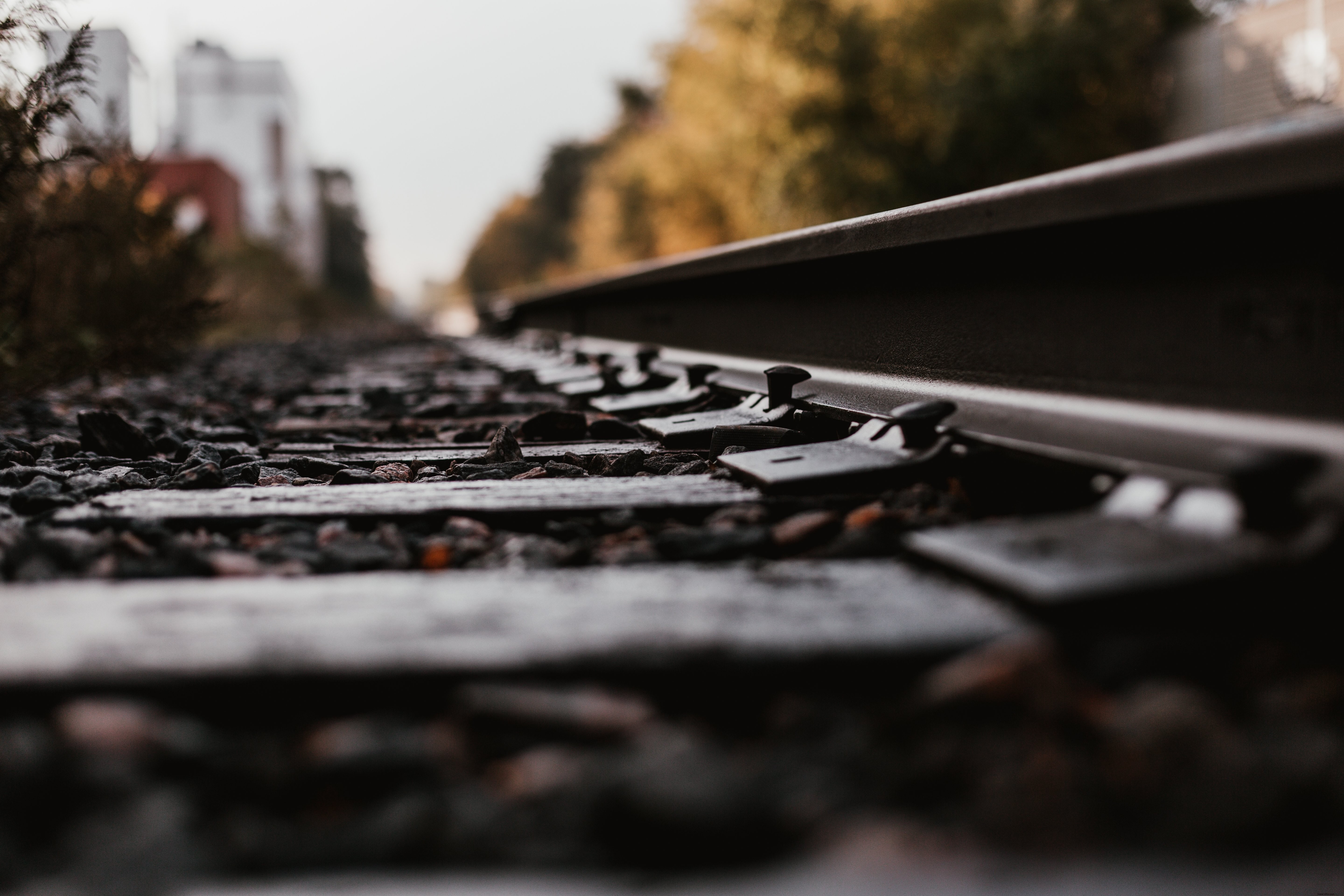 Foto aproximada de trilhos de trem não utilizados