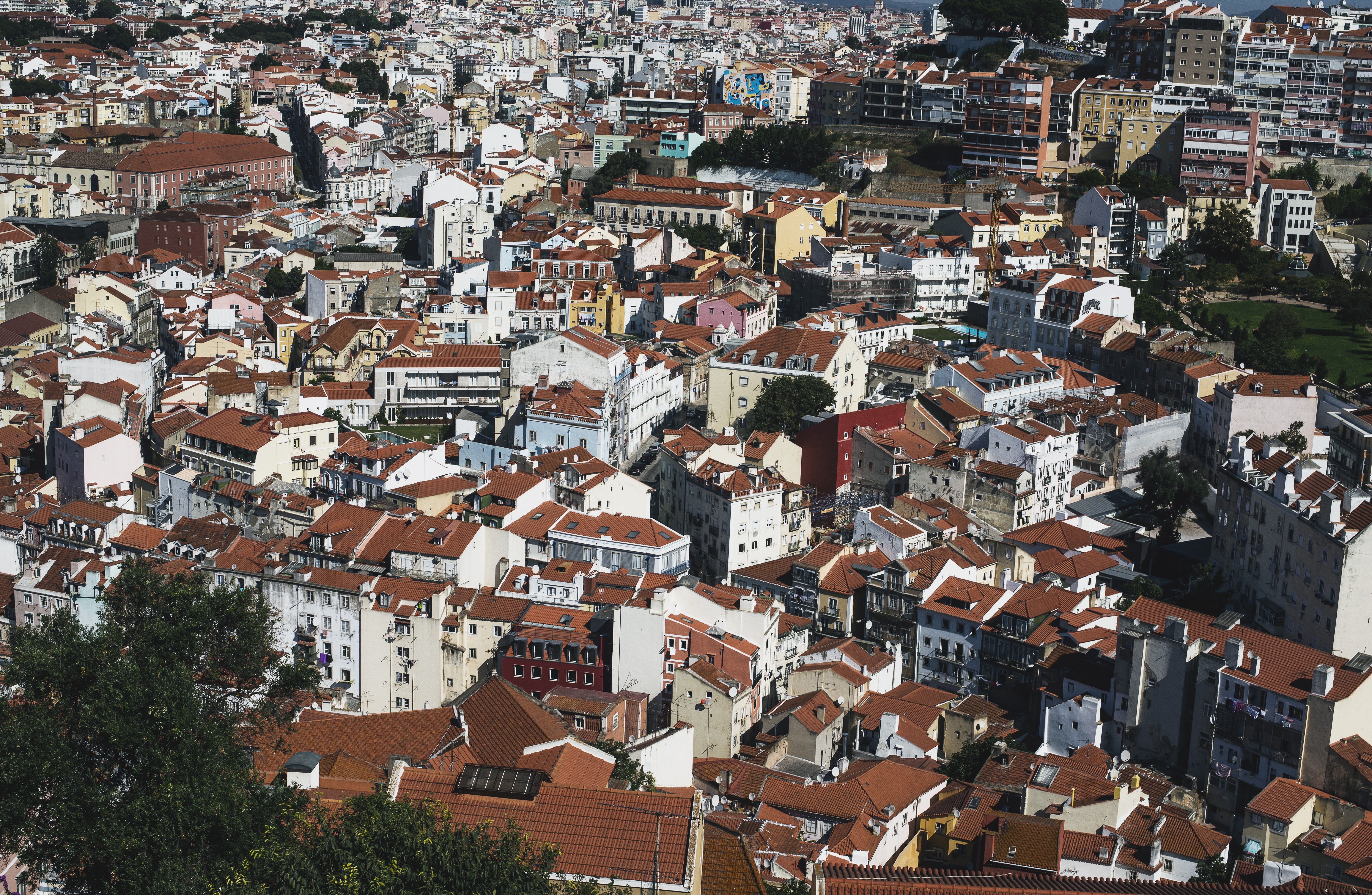 Veduta aerea di una piccola città costiera foto