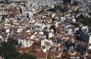 Vista aérea de una pequeña ciudad costera Foto