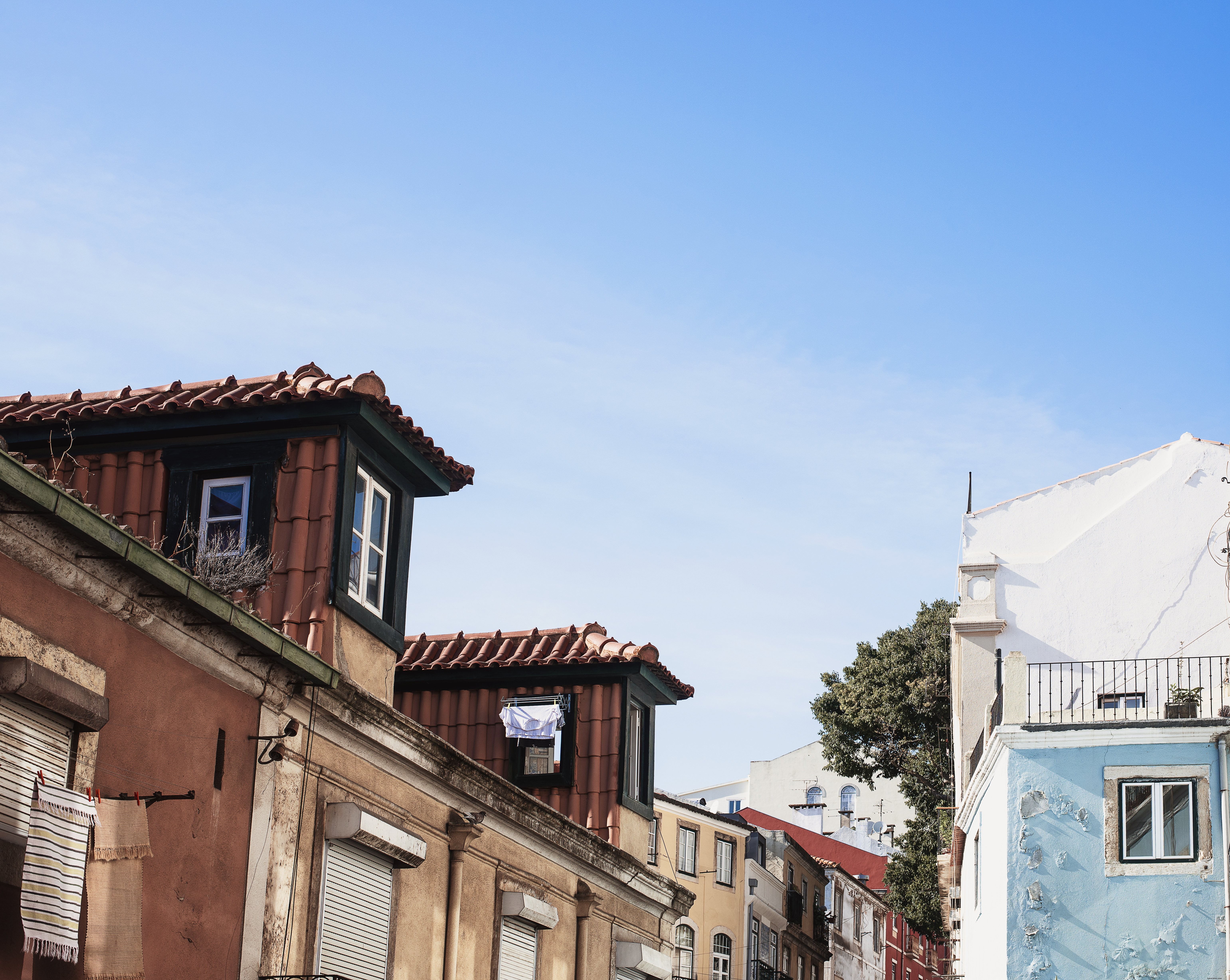 Foto dos telhados de uma parte residencial de uma cidade adormecida