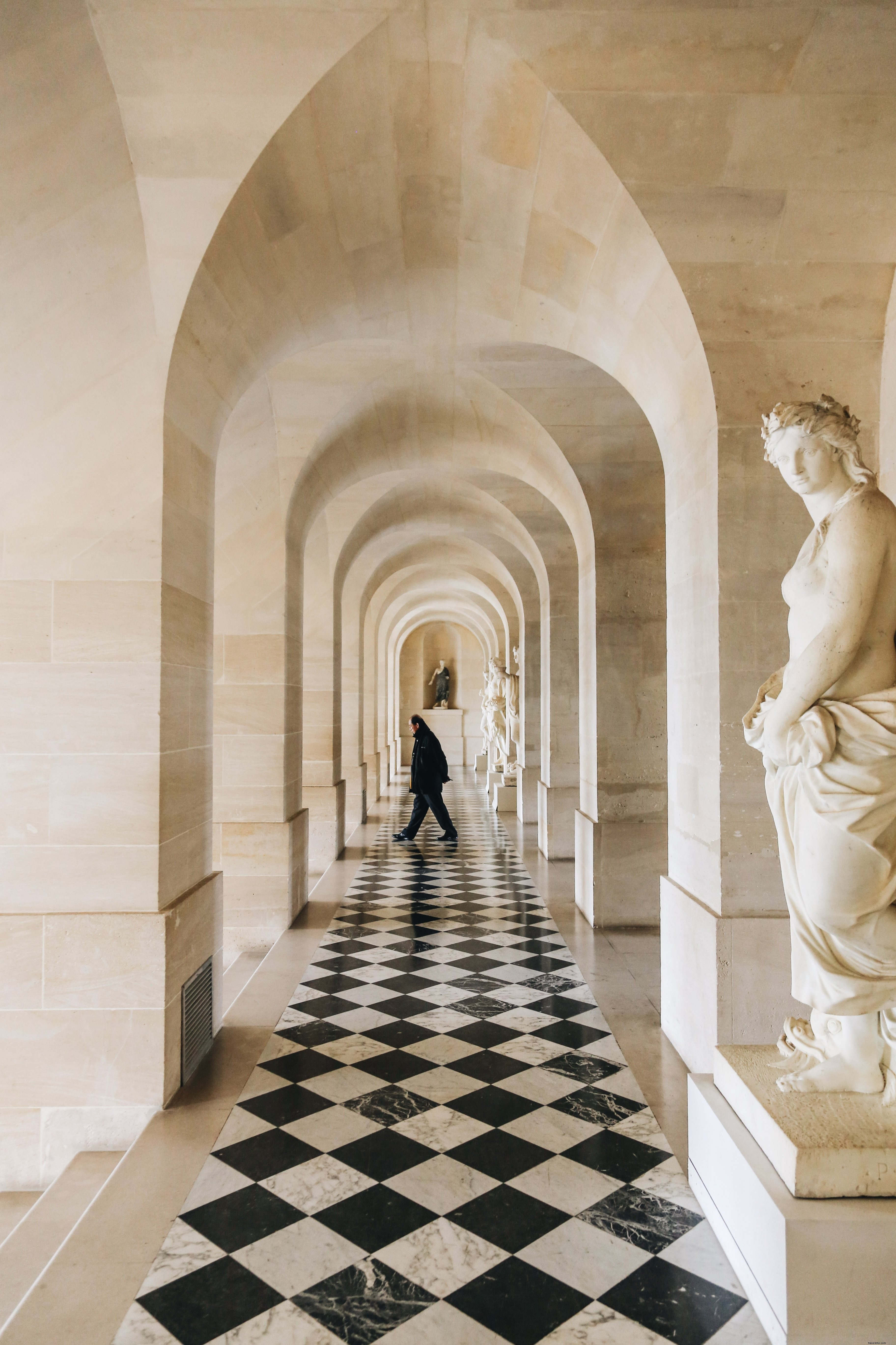 L uomo cammina attraverso il corridoio foto