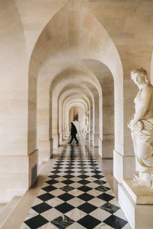 L homme marche à travers la photo de couloir