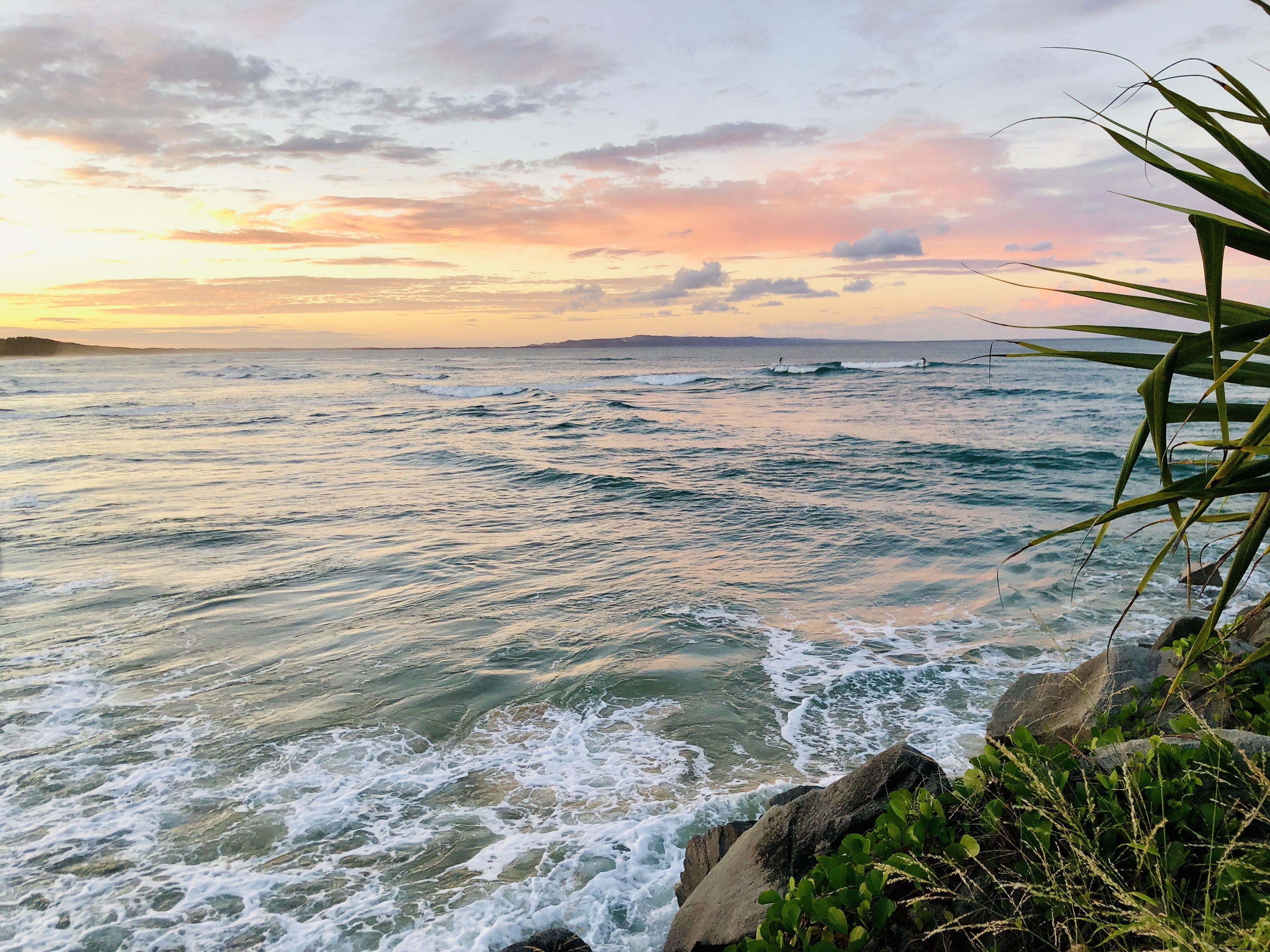 Un ciel de soirée rose au-dessus des vagues bleues à la photo de la côte