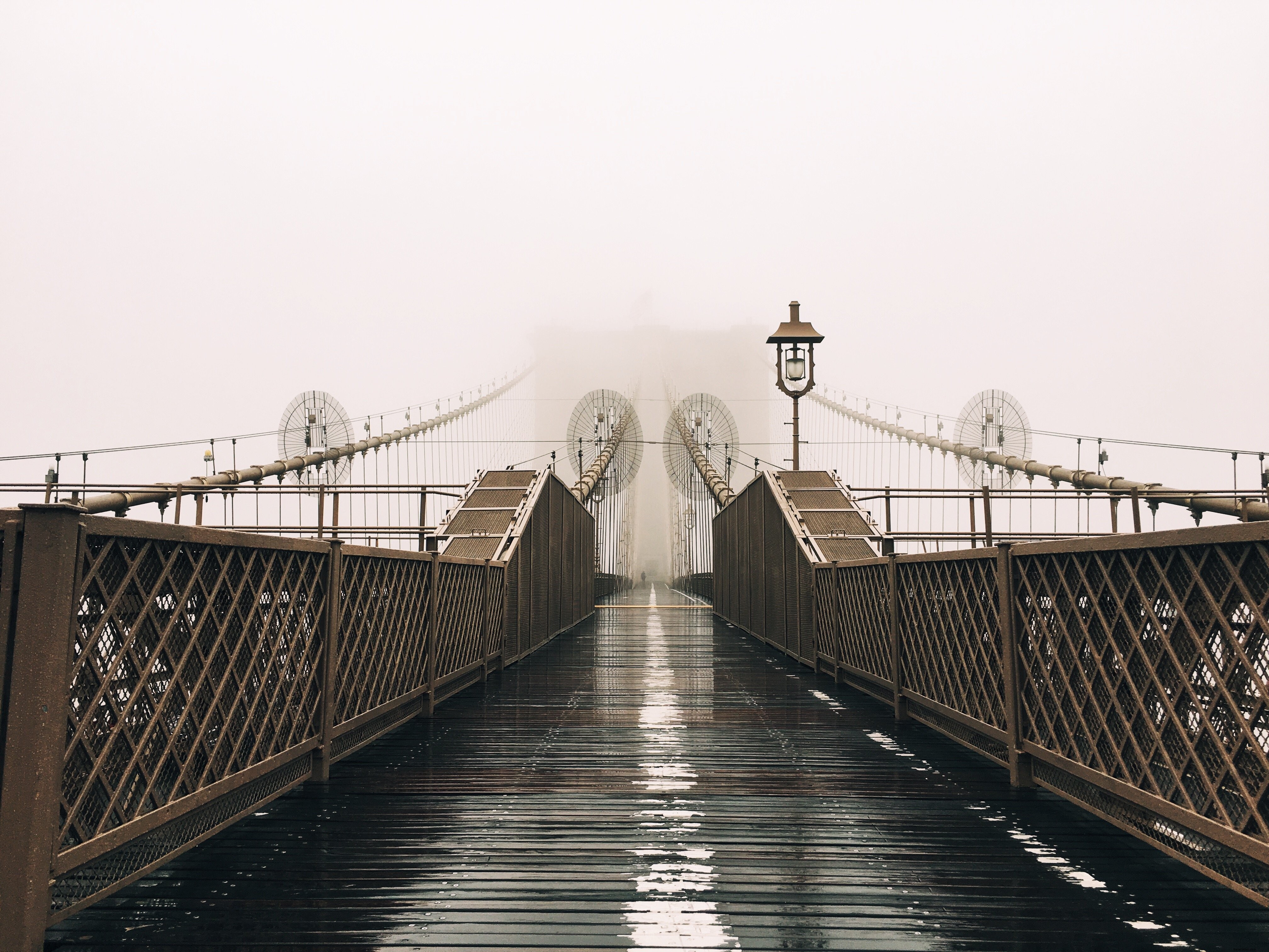 Un puente mojado cubierto de niebla Foto