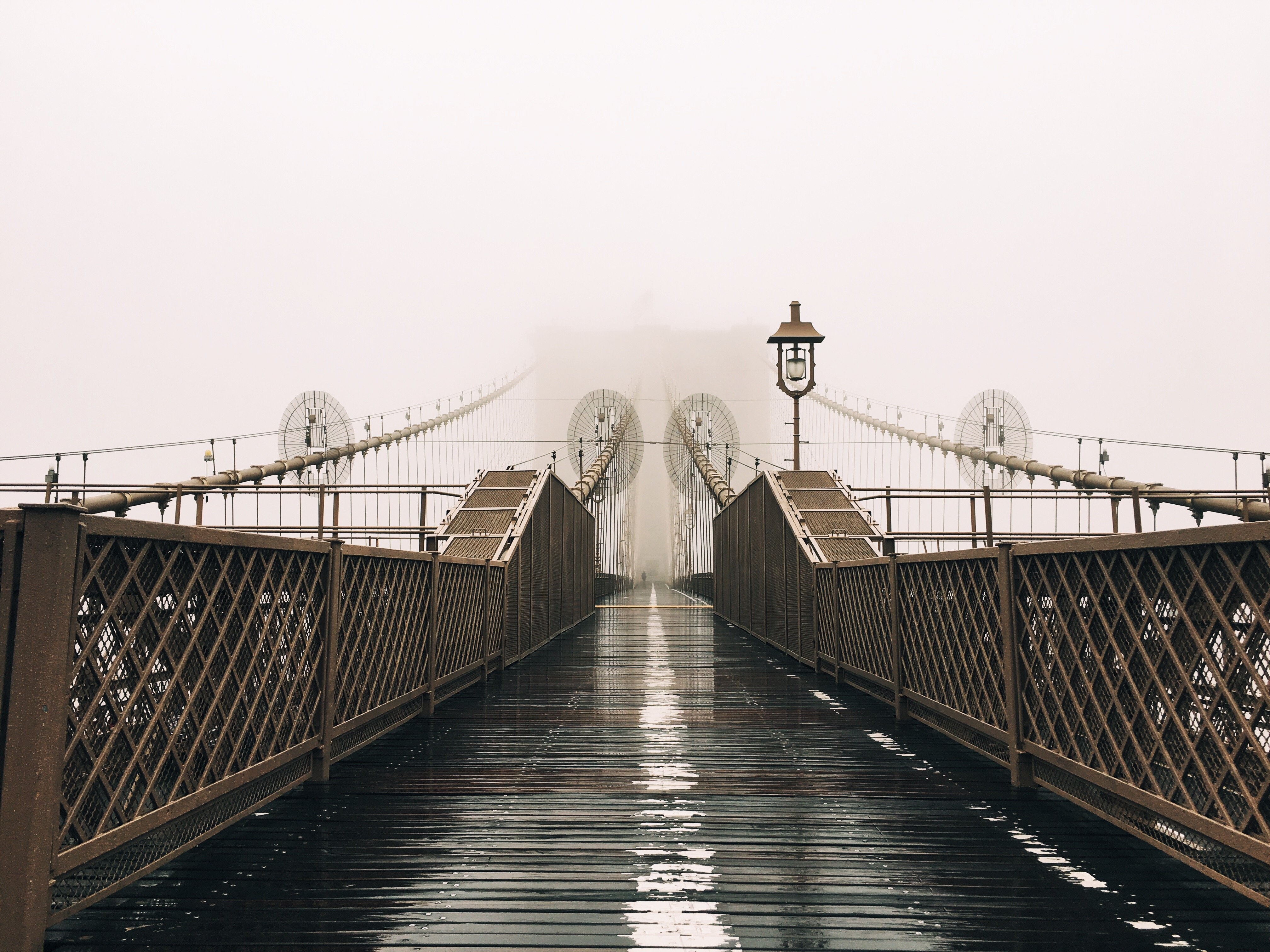 Foto de uma ponte molhada coberta de nevoeiro