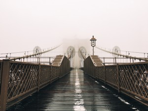 Foto de uma ponte molhada coberta de nevoeiro