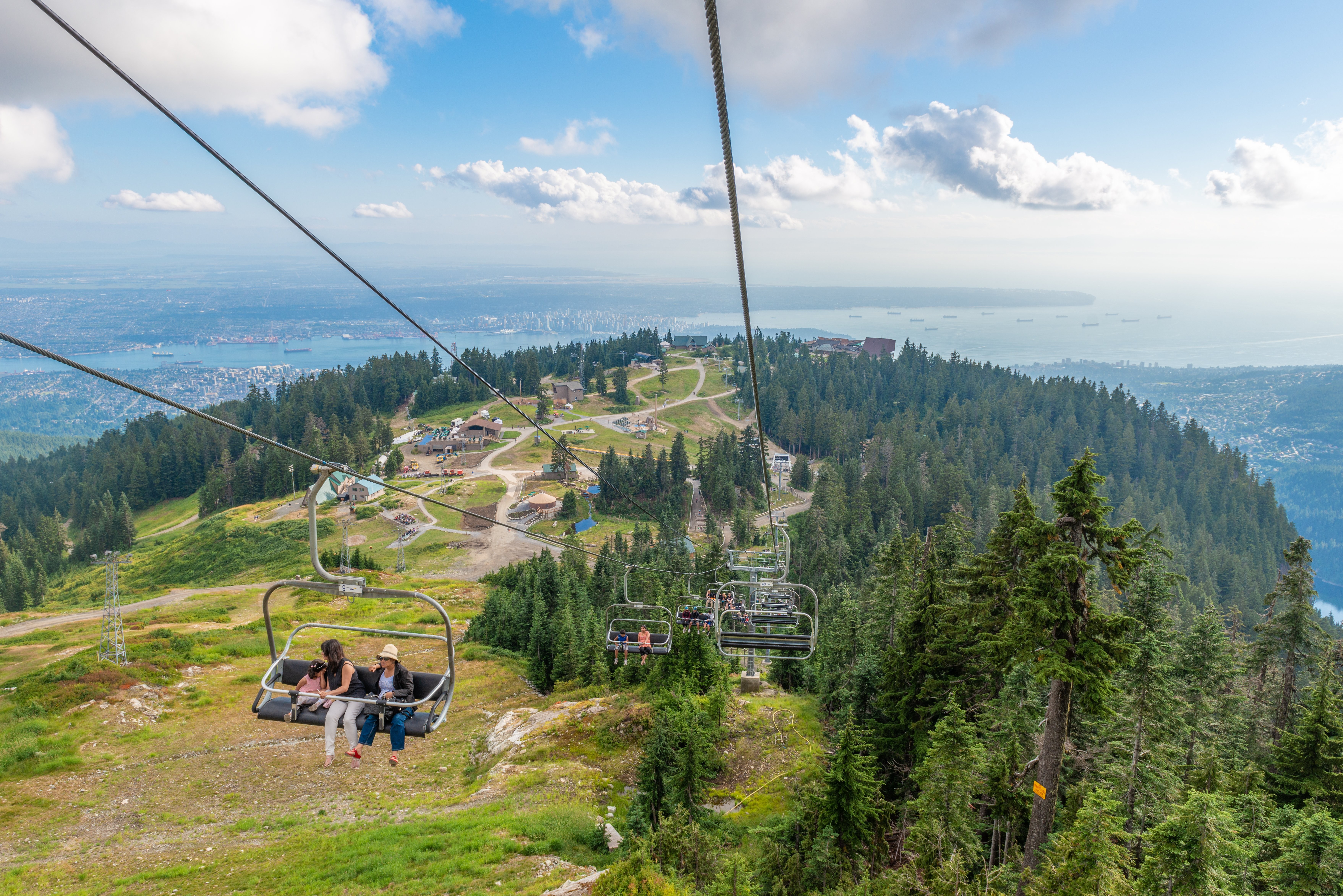 バンクーバーの近くのMountianTopへのチェアリフト写真