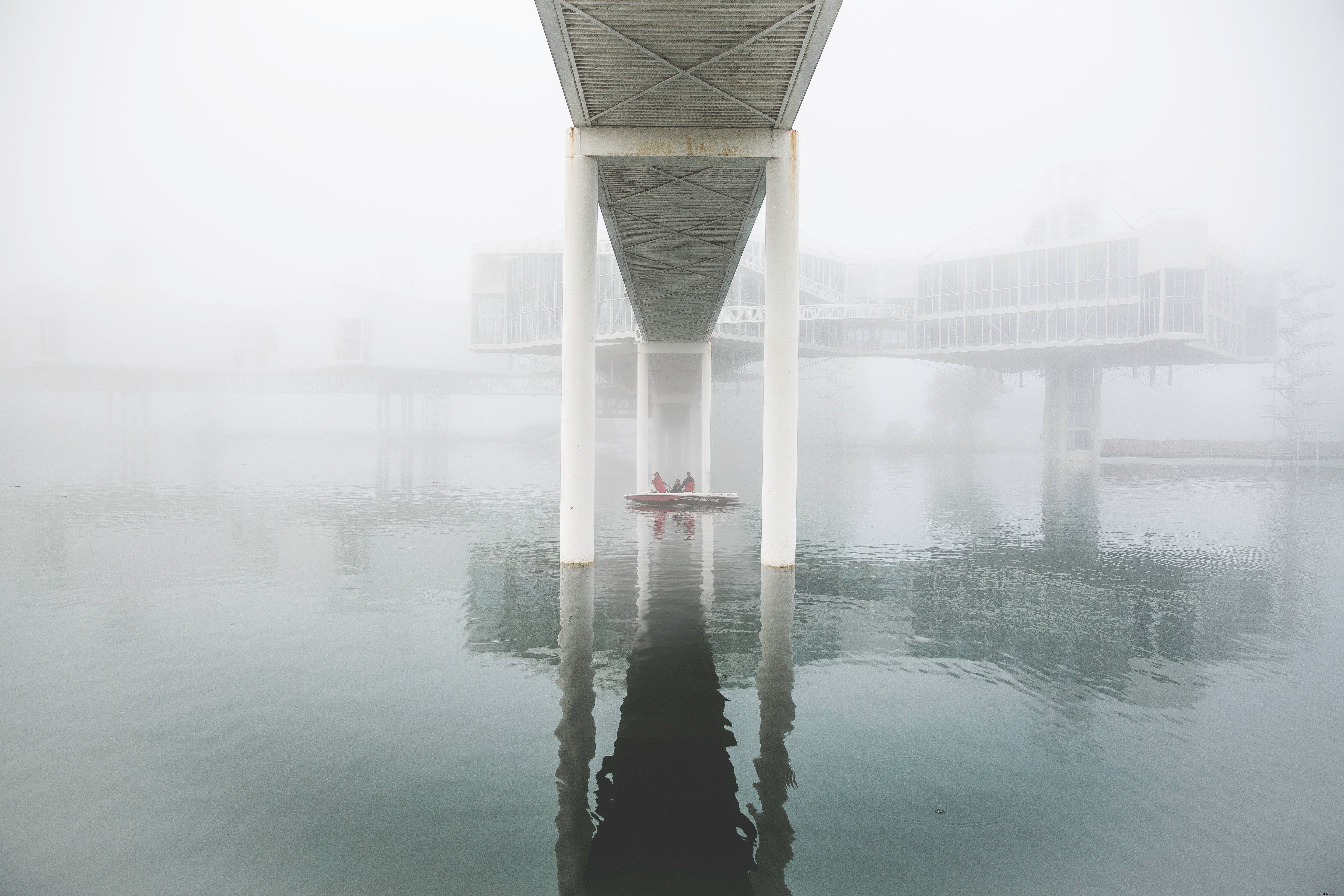 Foto do barco sob a ponte de nevoeiro