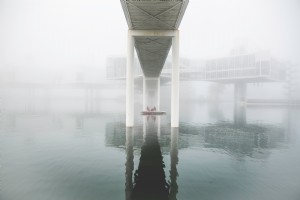 Bateau sous le pont brumeux Photo