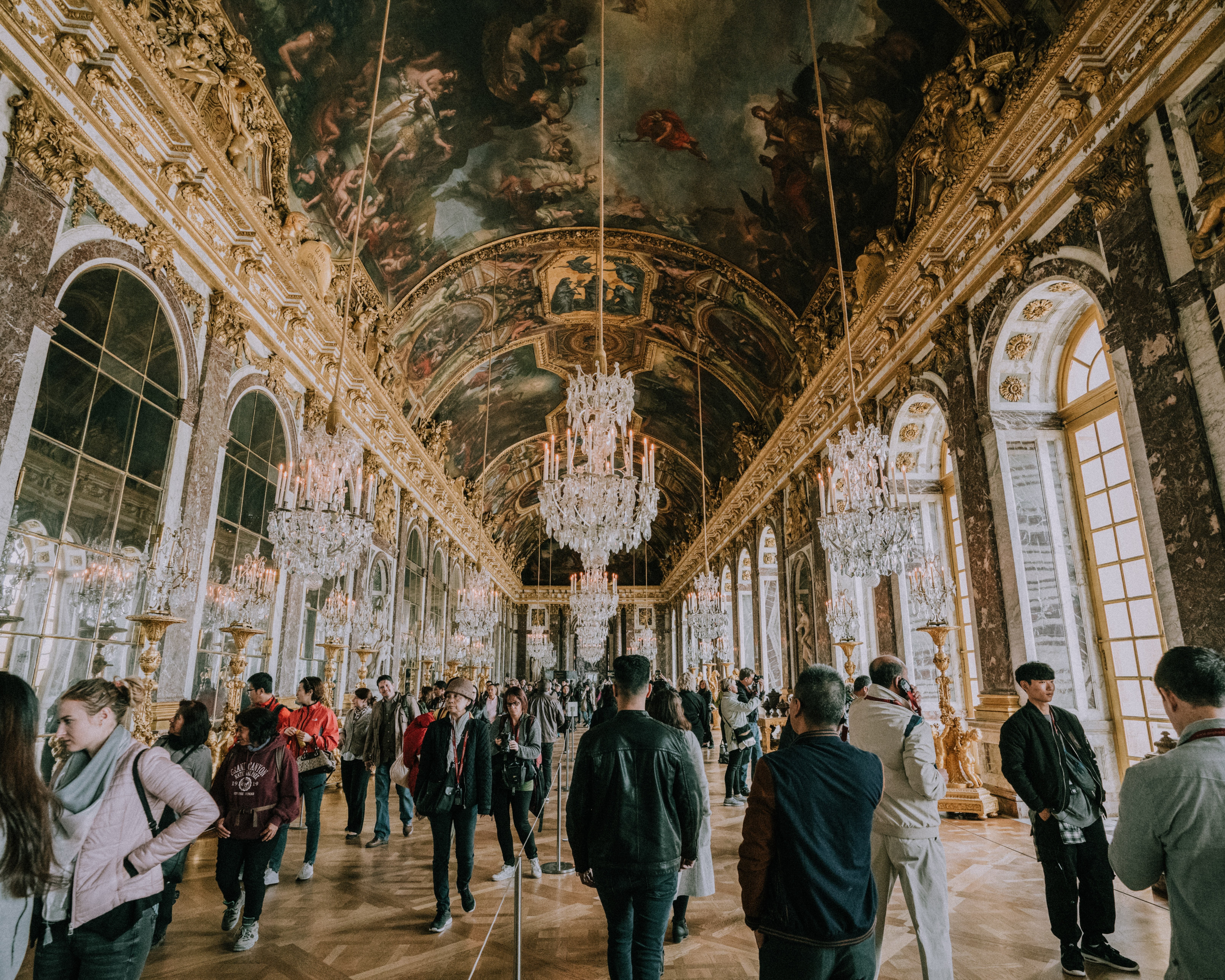 Turis Berkeliaran Melalui Versailles Hallways Foto