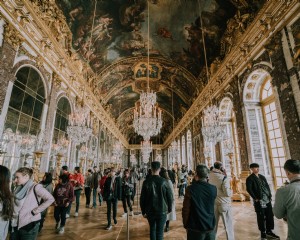 Turis Berkeliaran Melalui Versailles Hallways Foto