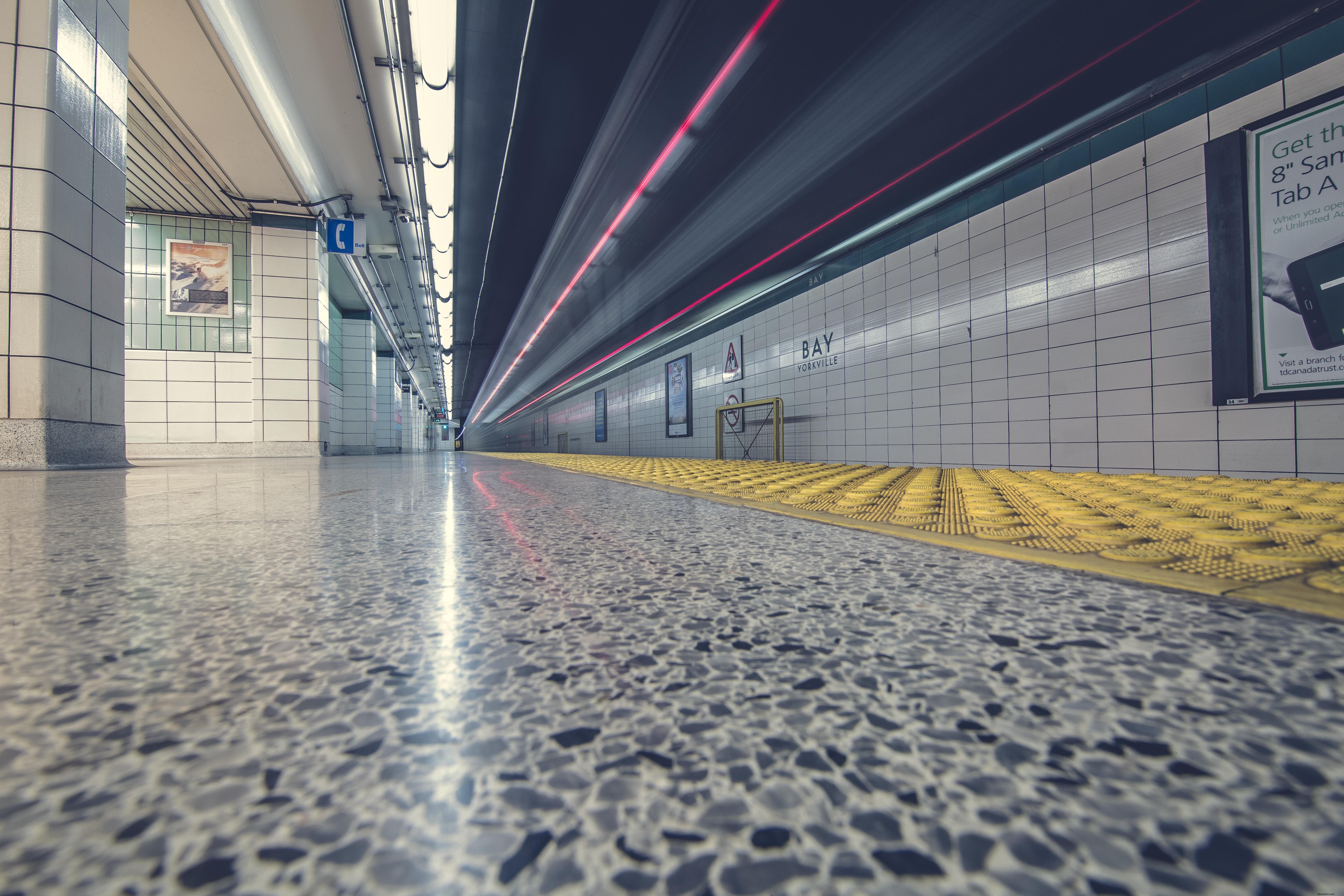 Foto do piso do metrô e do túnel