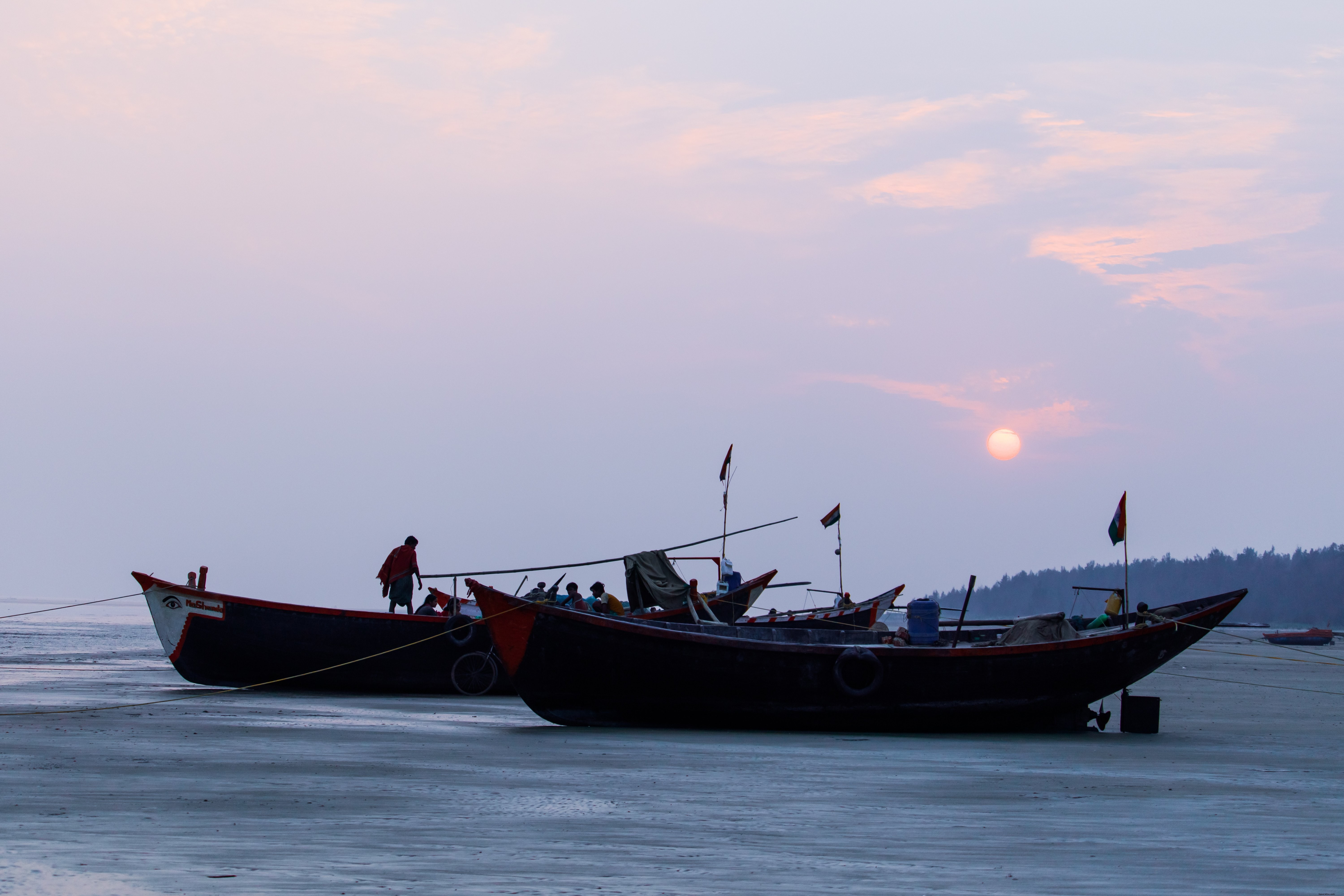 Foto de barcos de pesca en la orilla