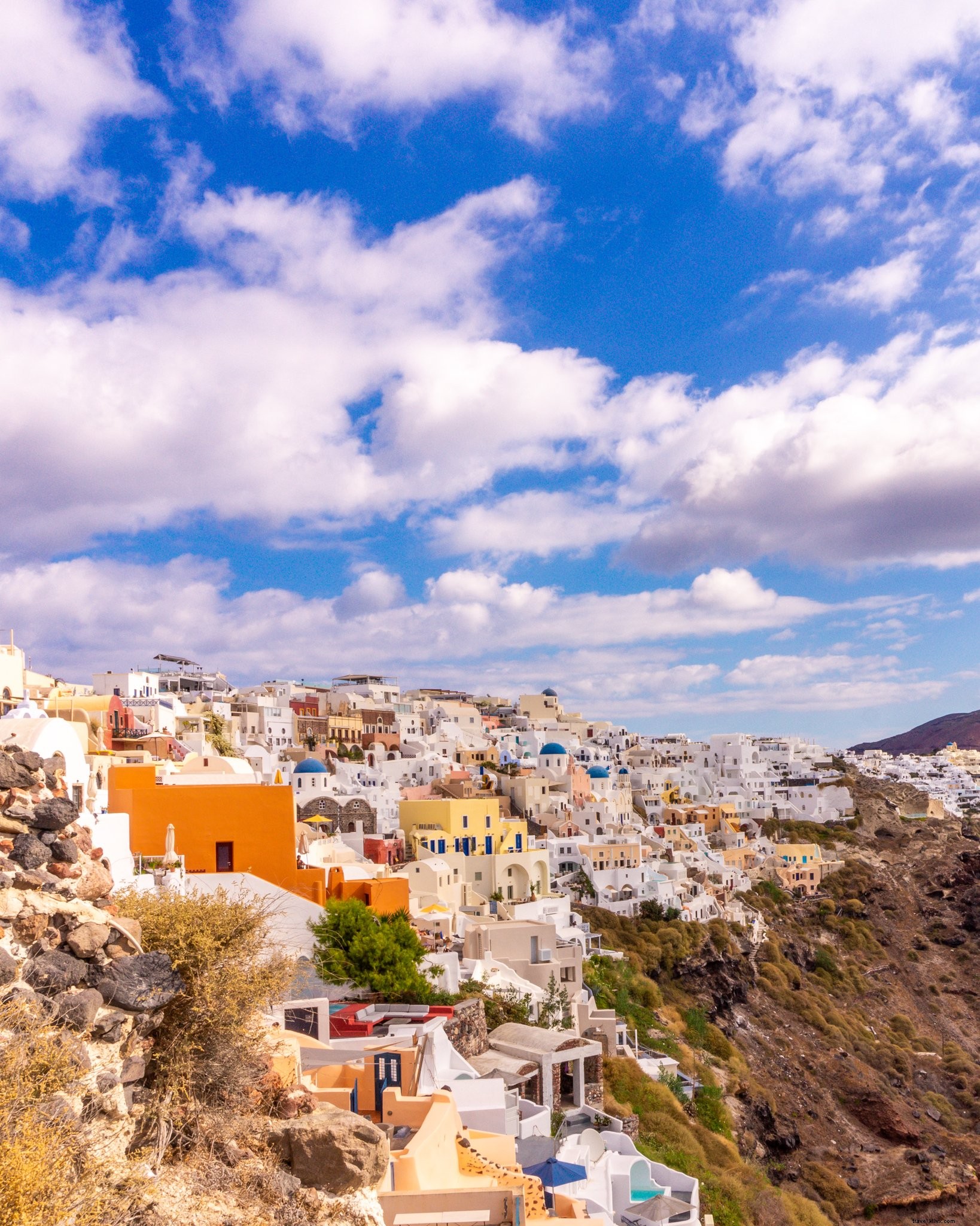 Pueblo de casas coloridas en una foto de ladera