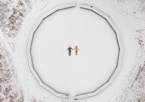 Vue aérienne d un couple faisant Snow Angels Photo